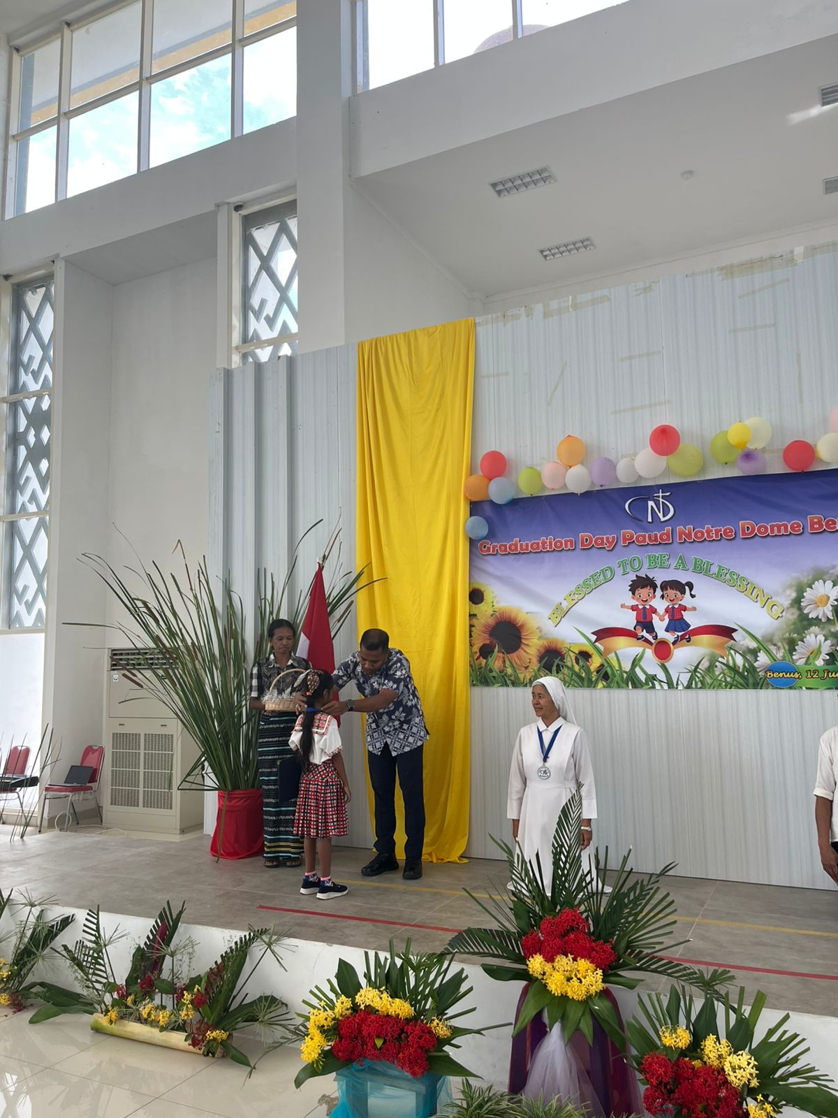 Ceria dan Haru Lepas Wisuda PAUD di PLBN Wini, Anak-anak dan Orang Tua Menari Tebe Bersama