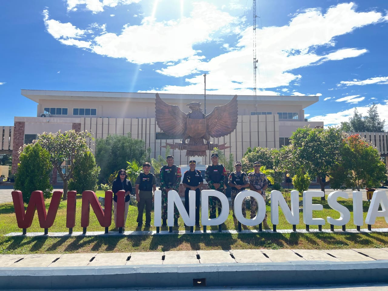 Lanjutkan Misi "Kuali Merah Putih" di Timur Indonesia, Youtuber Bobon Santoso Tiba di PLBN Wini