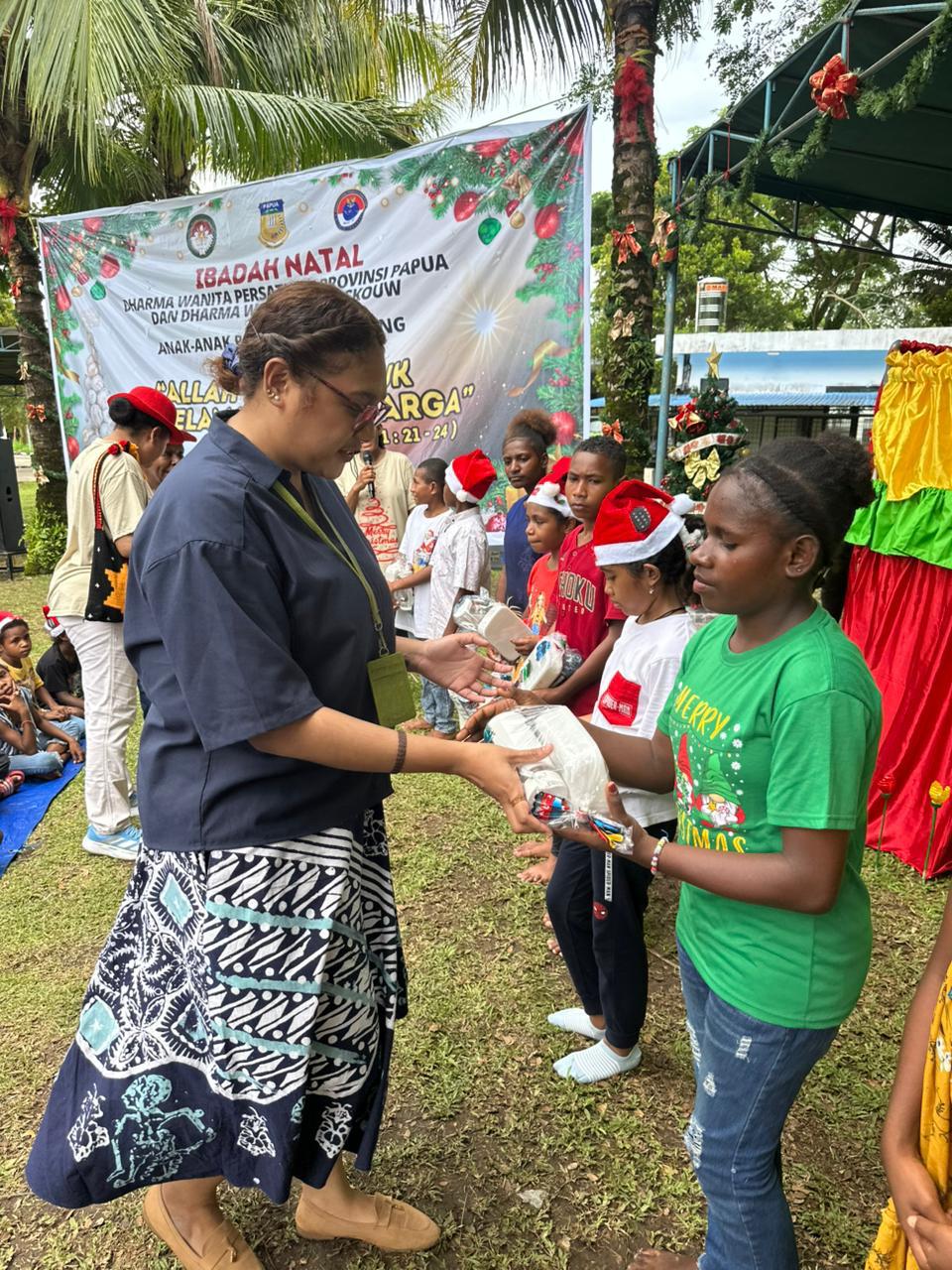 Ibadah Natal Bersama Anak-Anak Perbatasan, Kolaborasi BNPP RI melalui PLBN Skouw dan DWP Provinsi Papua