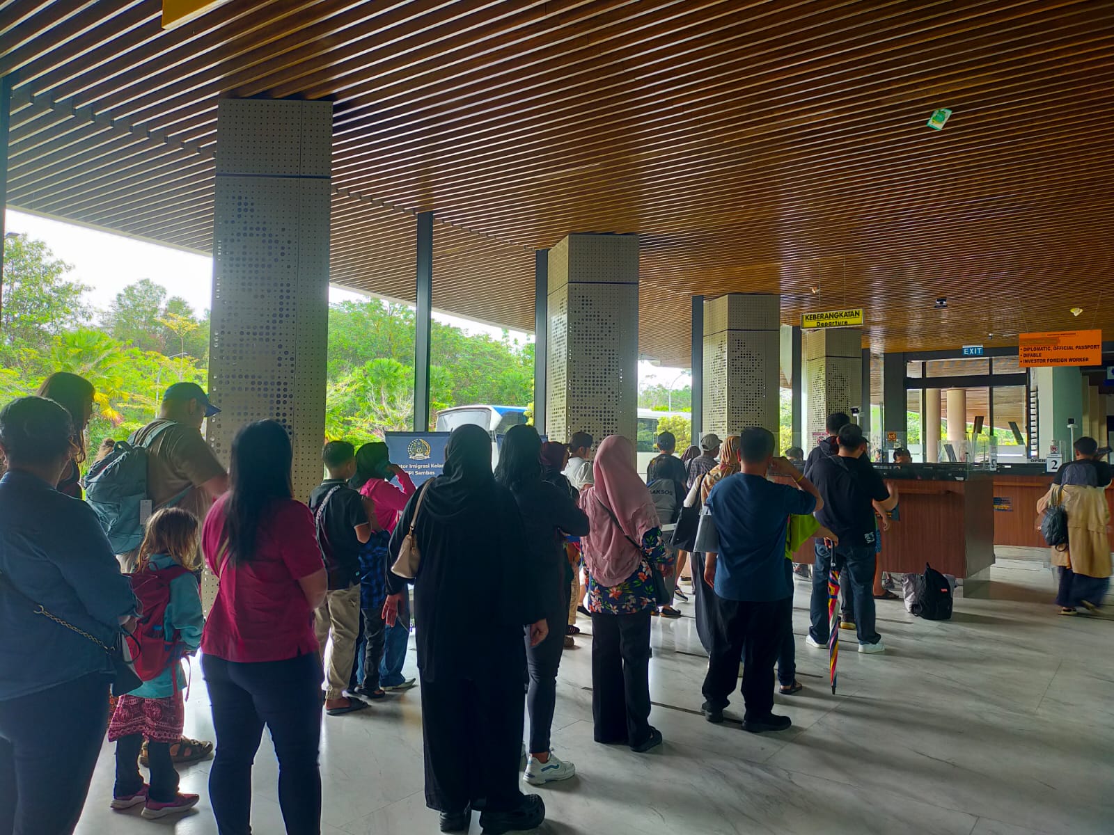 Badan Nasional Pengelola Perbatasan Fasilitasi Arus Mudik Imlek 2026 di PLBN Aruk 