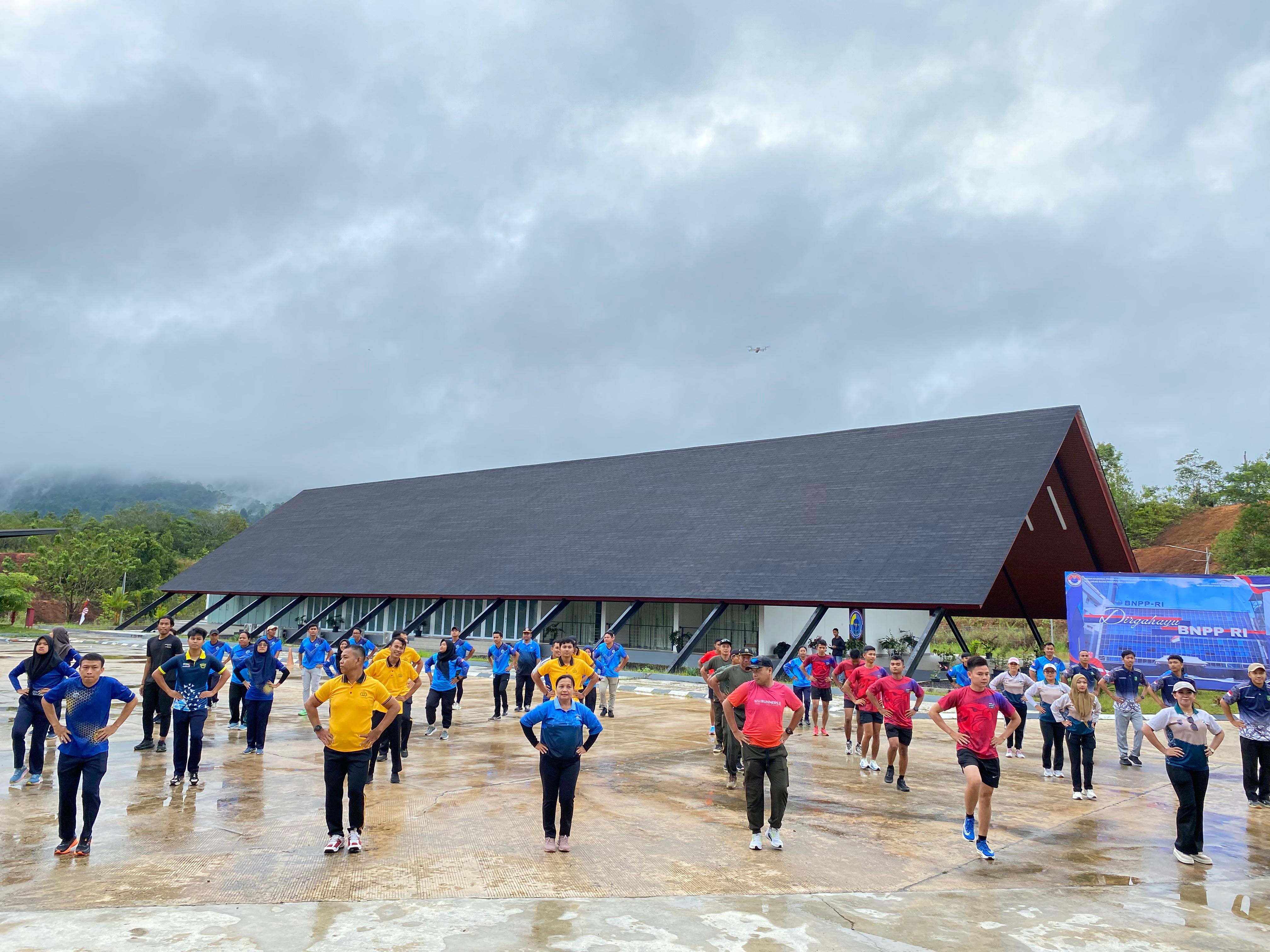 Jalan Sehat dan Senam Bersama Semarakkan HUT ke-15 BNPP RI di PLBN Jagoi Babang