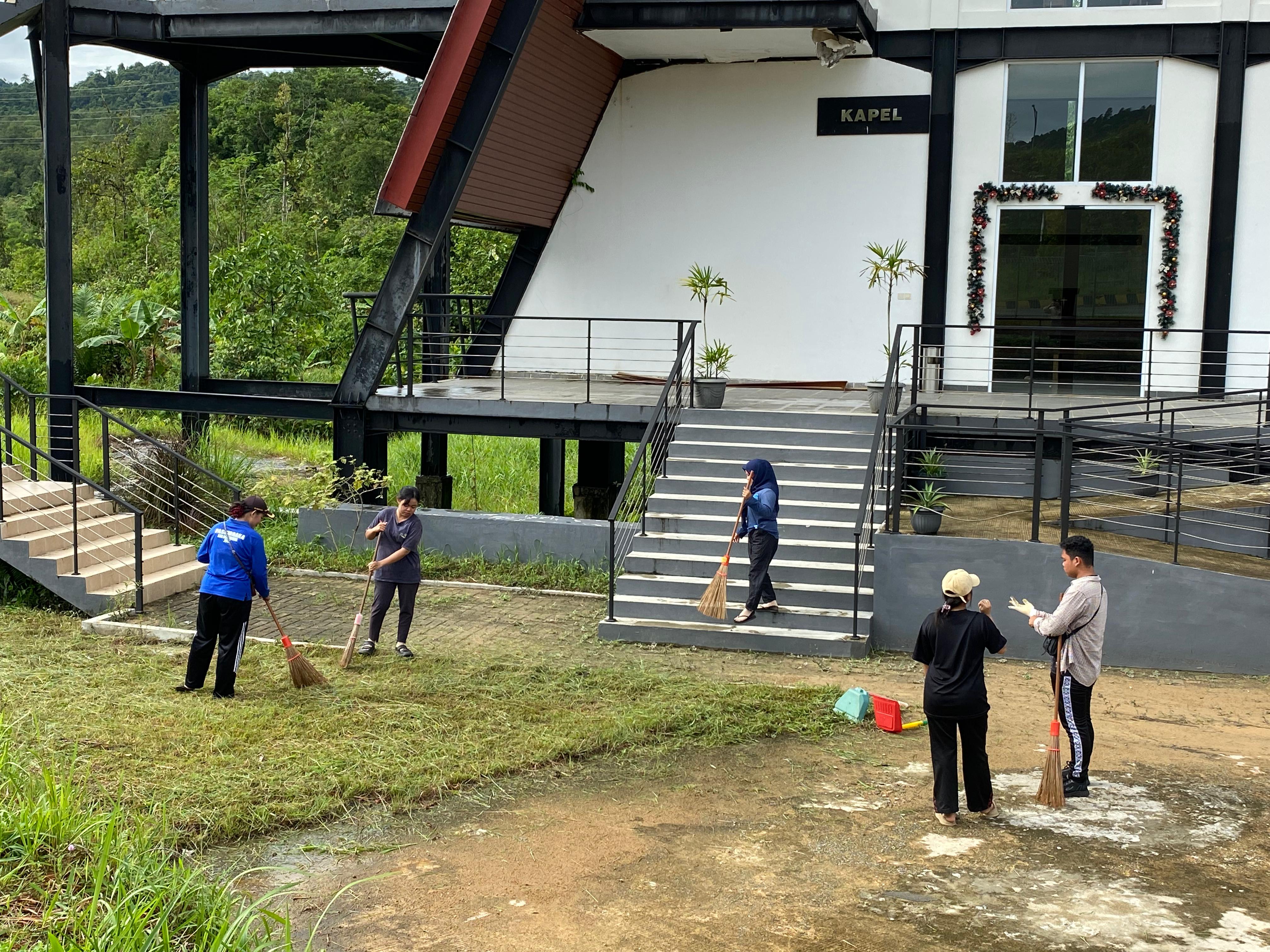 PLBN Jagoi Babang Semarakkan HUT ke-15 BNPP RI dengan Gotong Royong Bersihkan Tugu Garuda hingga Tempat Ibadah