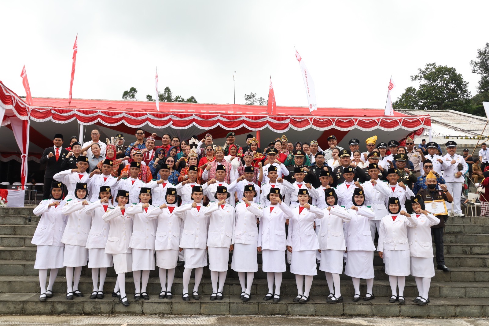 Peringati HUT ke-80 RI, Irjen Pol. Drs. Hamidin Pimpin Upacara di PLBN Entikong