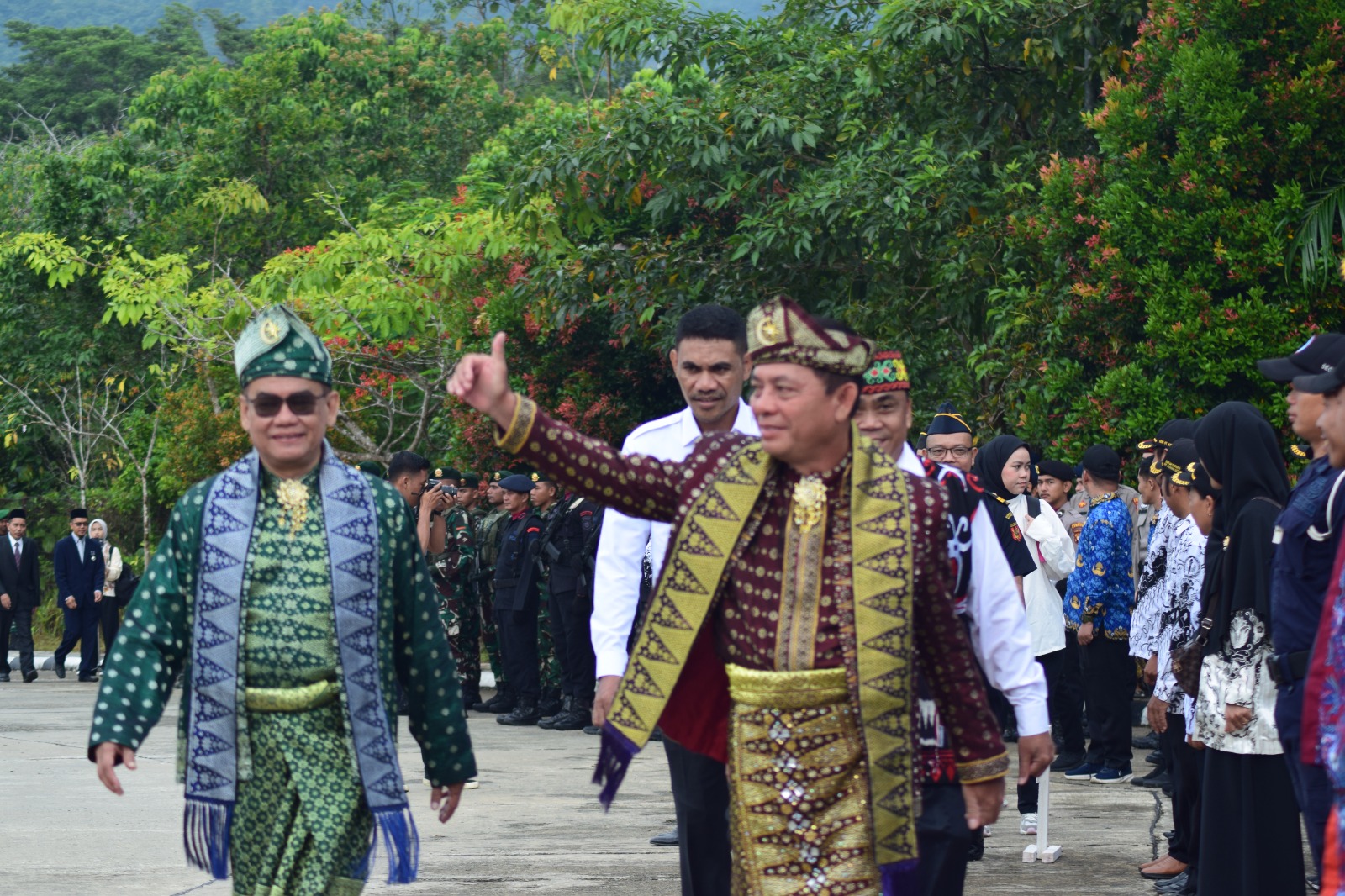 Kenakan Baju Adat Melayu Sambas, Deputi Ramses Limbong Tampil Elegan Jadi Inspektur Upacara di PLBN Aruk