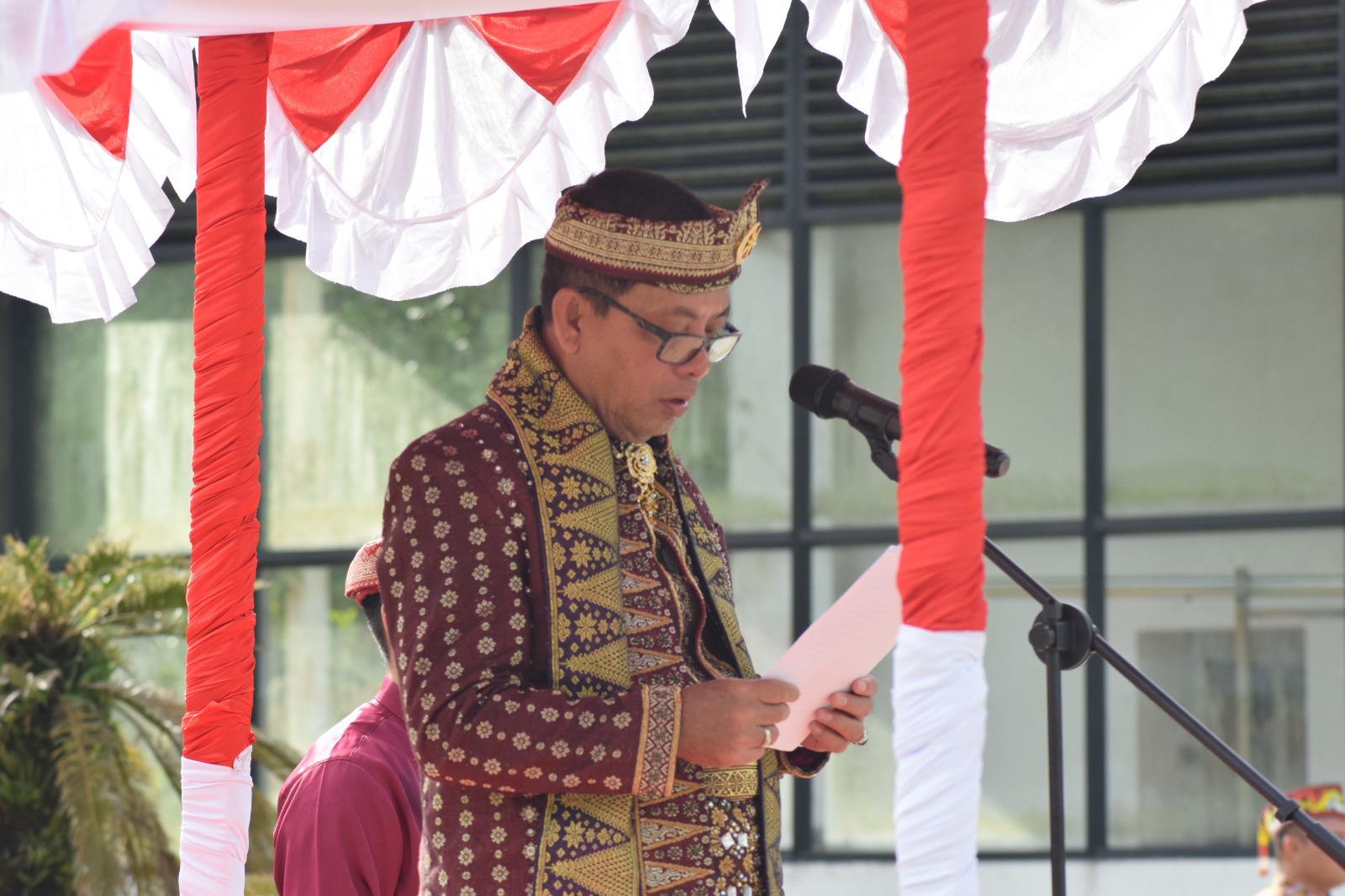 Kenakan Baju Adat Melayu Sambas, Deputi Ramses Limbong Tampil Elegan Jadi Inspektur Upacara di PLBN Aruk