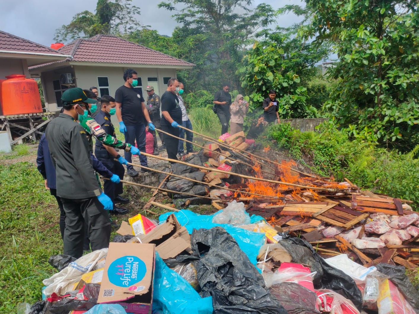 Cegah Ancaman Penyakit Karantina, PLBN Entikong Musnahkan Ribuan Kilogram Media Pembawa HPHK, HPIK, dan OPTK