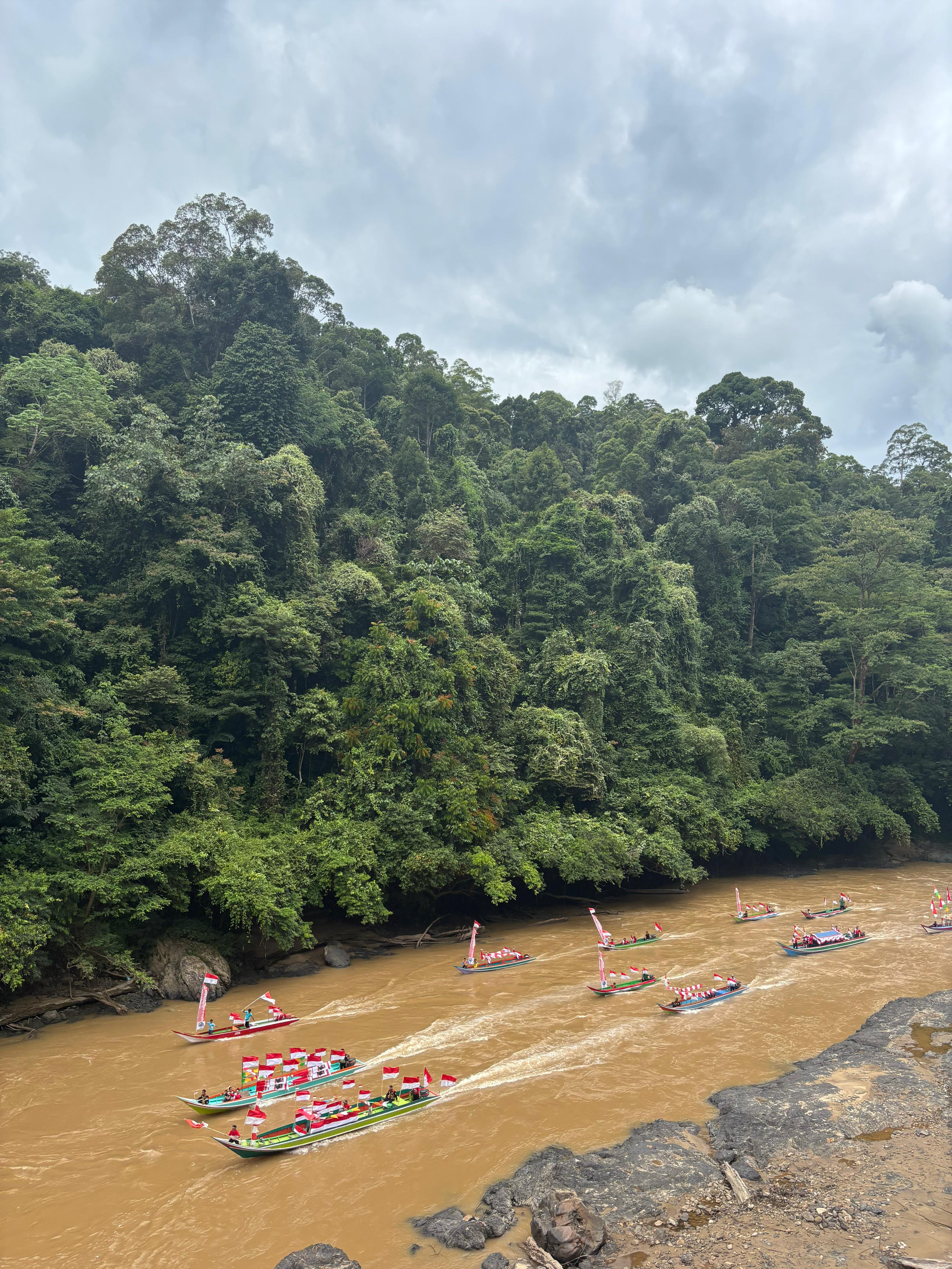 Parade Perahu Hias dan Pekik 'Merdeka' Warnai HUT RI di PLBN Labang, Sungai Pansiangan Semarak