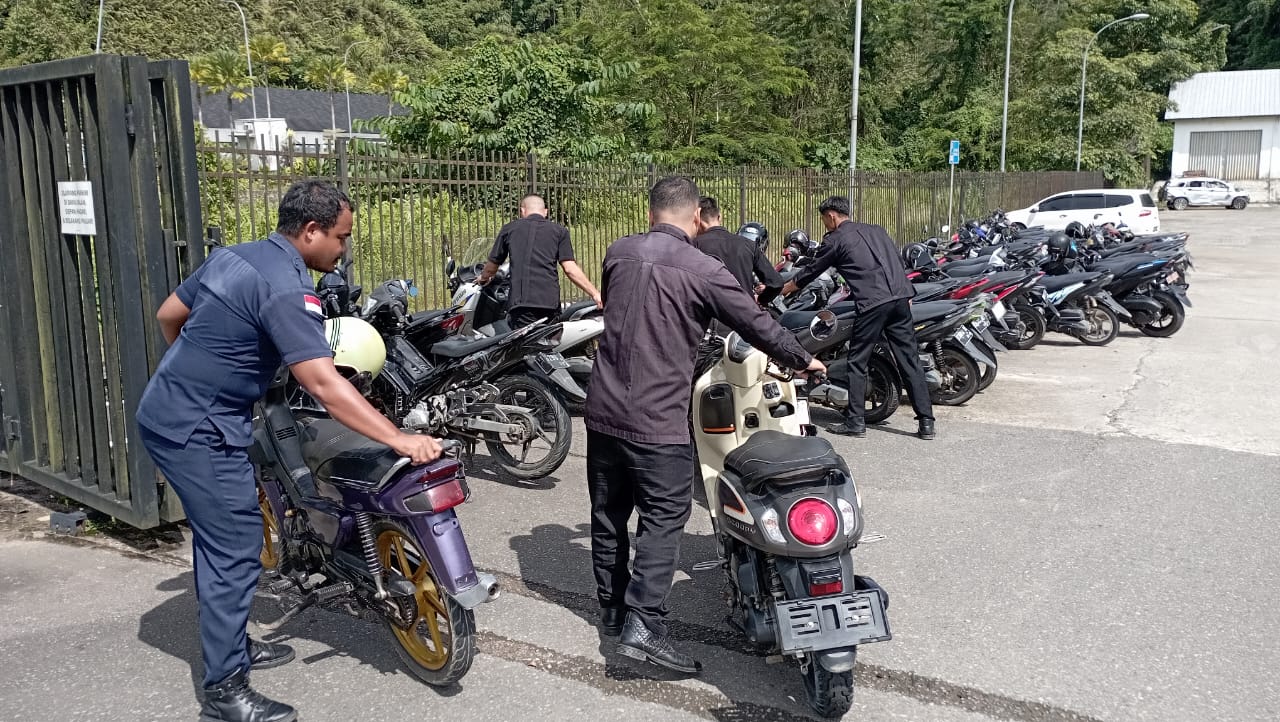 PLBN Entikong Tertibkan Kendaraan yang Parkir Sembarang di Zona Inti Perlintasan RI - Malaysia