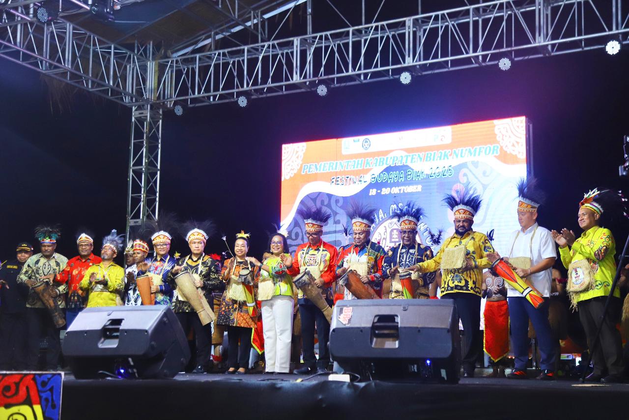 Sekretaris BNPP RI Hadiri Festival Budaya Biak 2025, Dorong Promosi Pariwisata dan Penguatan Identitas Perbatasan Timur Indonesia