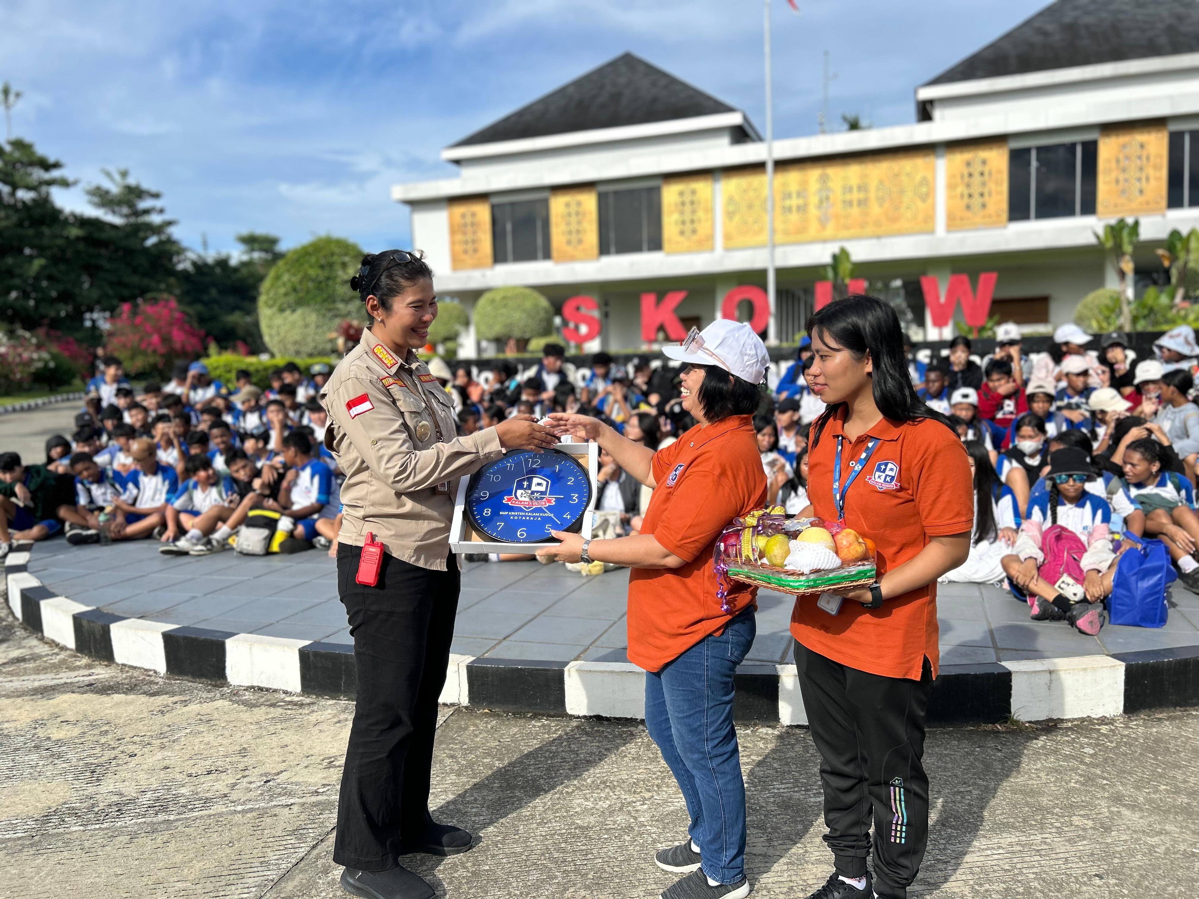 PLBN Skouw Jadi Tujuan Field Trip Siswa SMP Kalam Kudus Kotaraja
