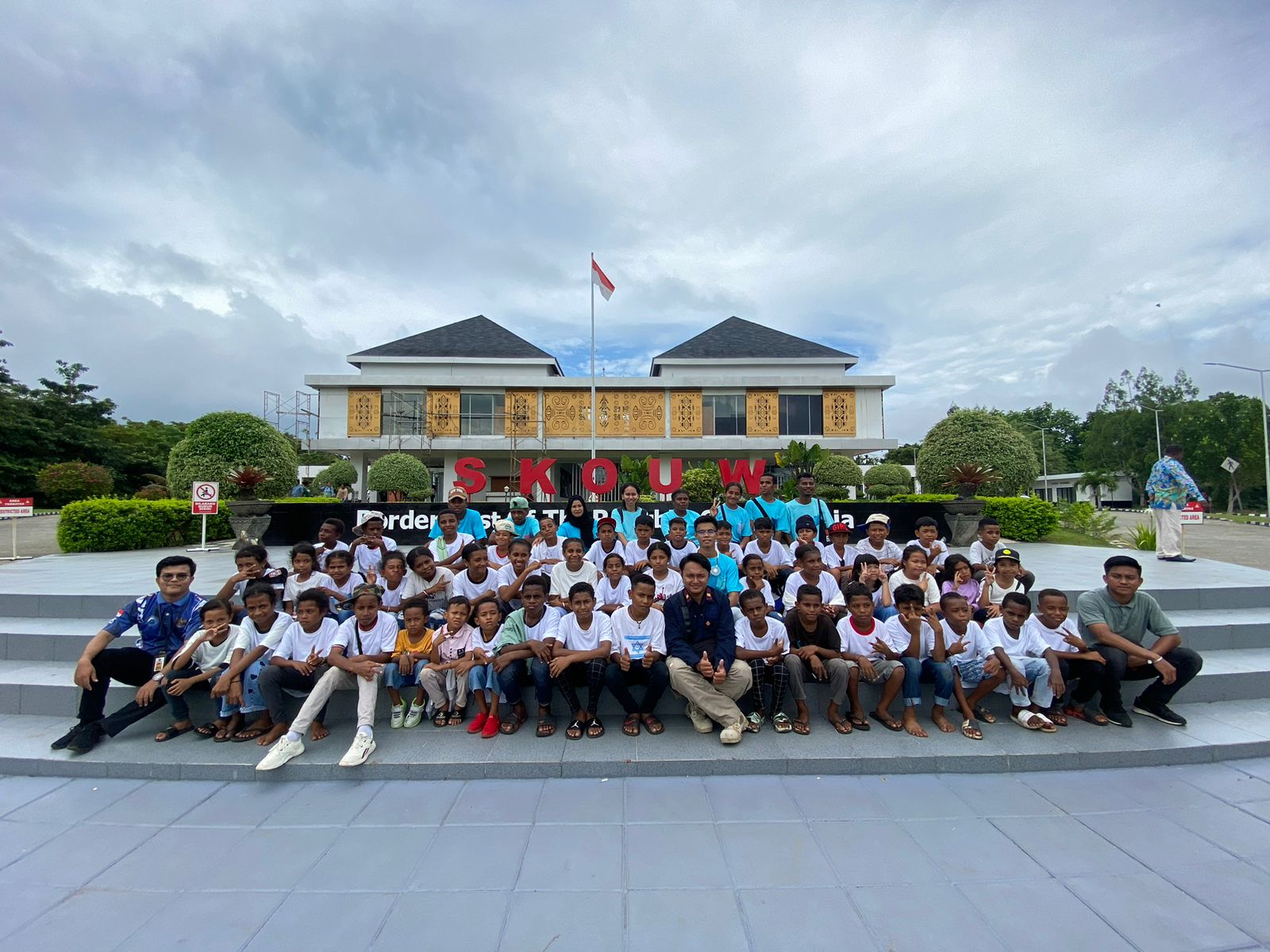 PLBN Skouw Jadi Tempat Destinasi Study Tour Siswa Komunitas Bimbingan Belajar Gratis "Cerdasnya Papua"