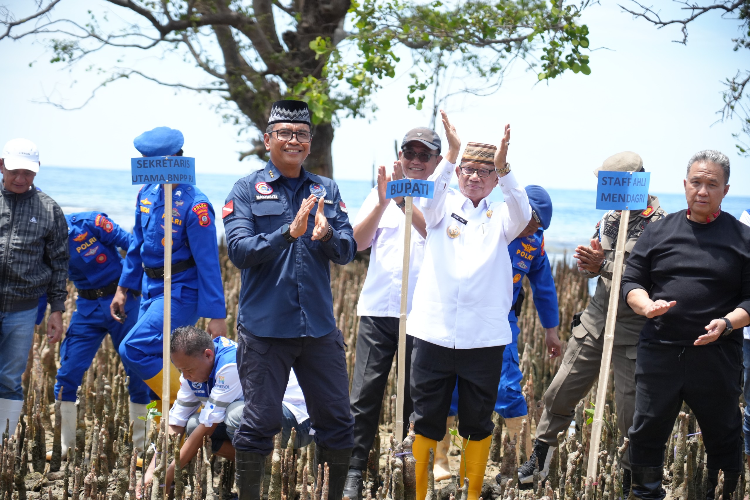 Wujud Nyata Pelestarian Lingkungan Pesisir, Sekretaris BNPP RI Tanam Mangrove di Pantai Desa Biluango