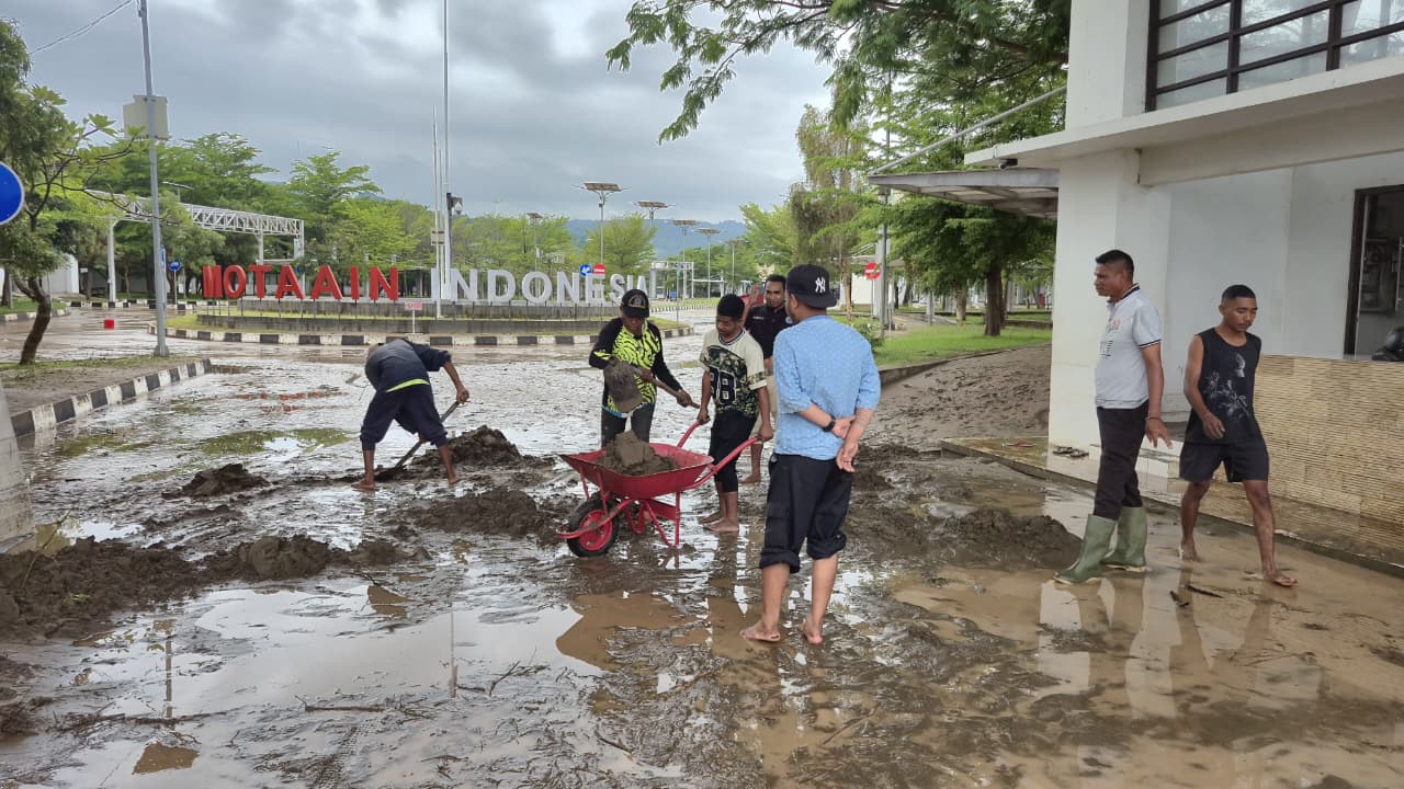 Banjir di PLBN Motaain, Petugas RI–Timor Leste Bersinergi Pulihkan Kawasan Perbatasan