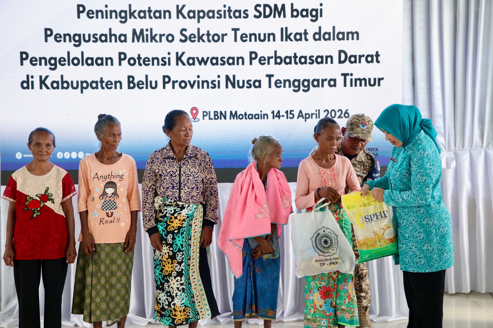 Ketua Umum TP PKK Kunjungi PLBN Motaain, Dorong UMKM Tenun Ikat Perbatasan Naik Kelas