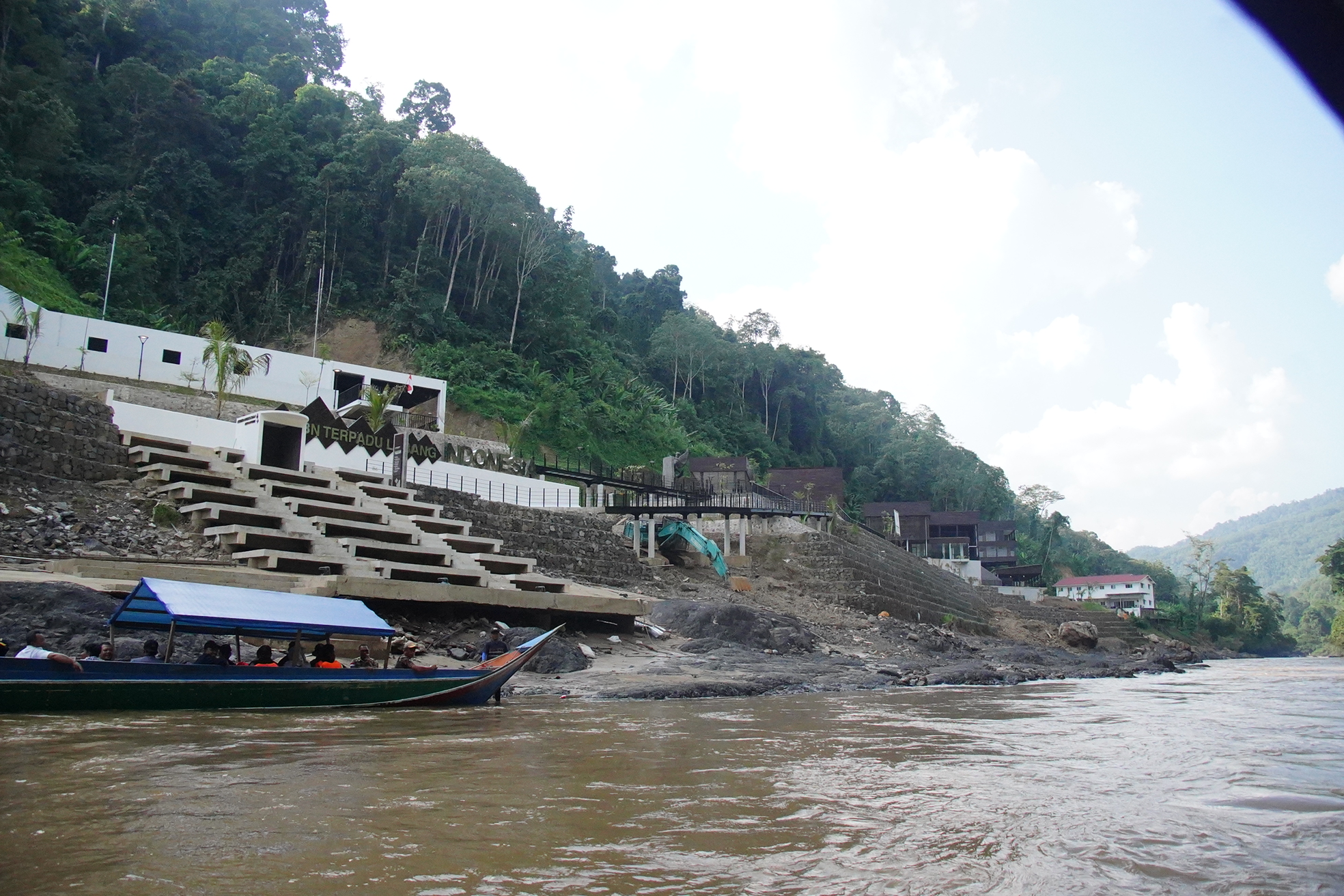 BNPP RI Salurkan Bantuan untuk Korban Kebakaran Pasar Mansalong Melalui PLBN Labang