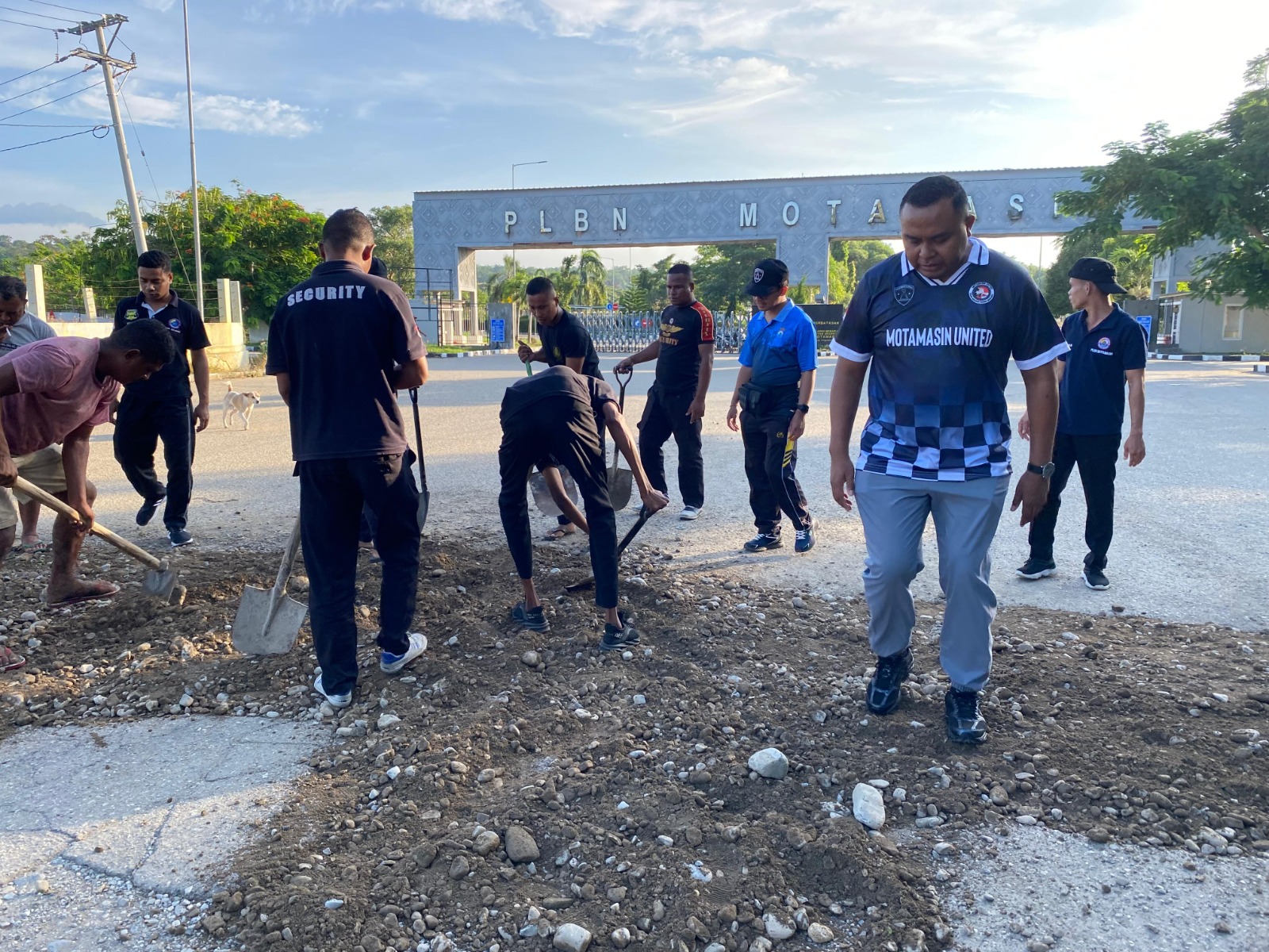 PLBN Motamasin Bersama Warga Gotong Royong Perbaiki Jalan Rusak dan Berlubang di Kawasan Perbatasan Negara