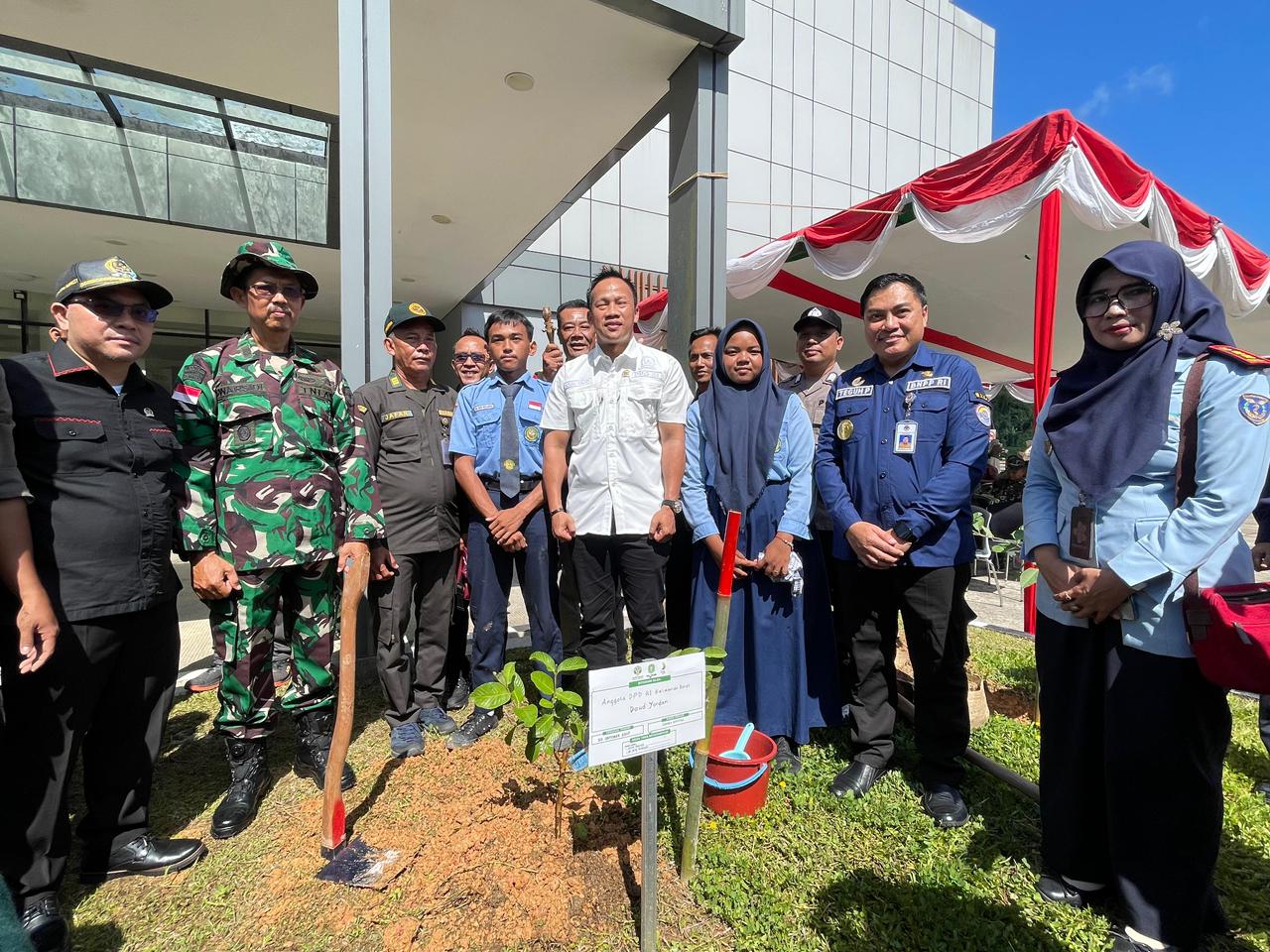 PLBN Entikong Rayakan Sumpah Pemuda dengan Gerakan 2.000 Pohon untuk Perbatasan Hijau