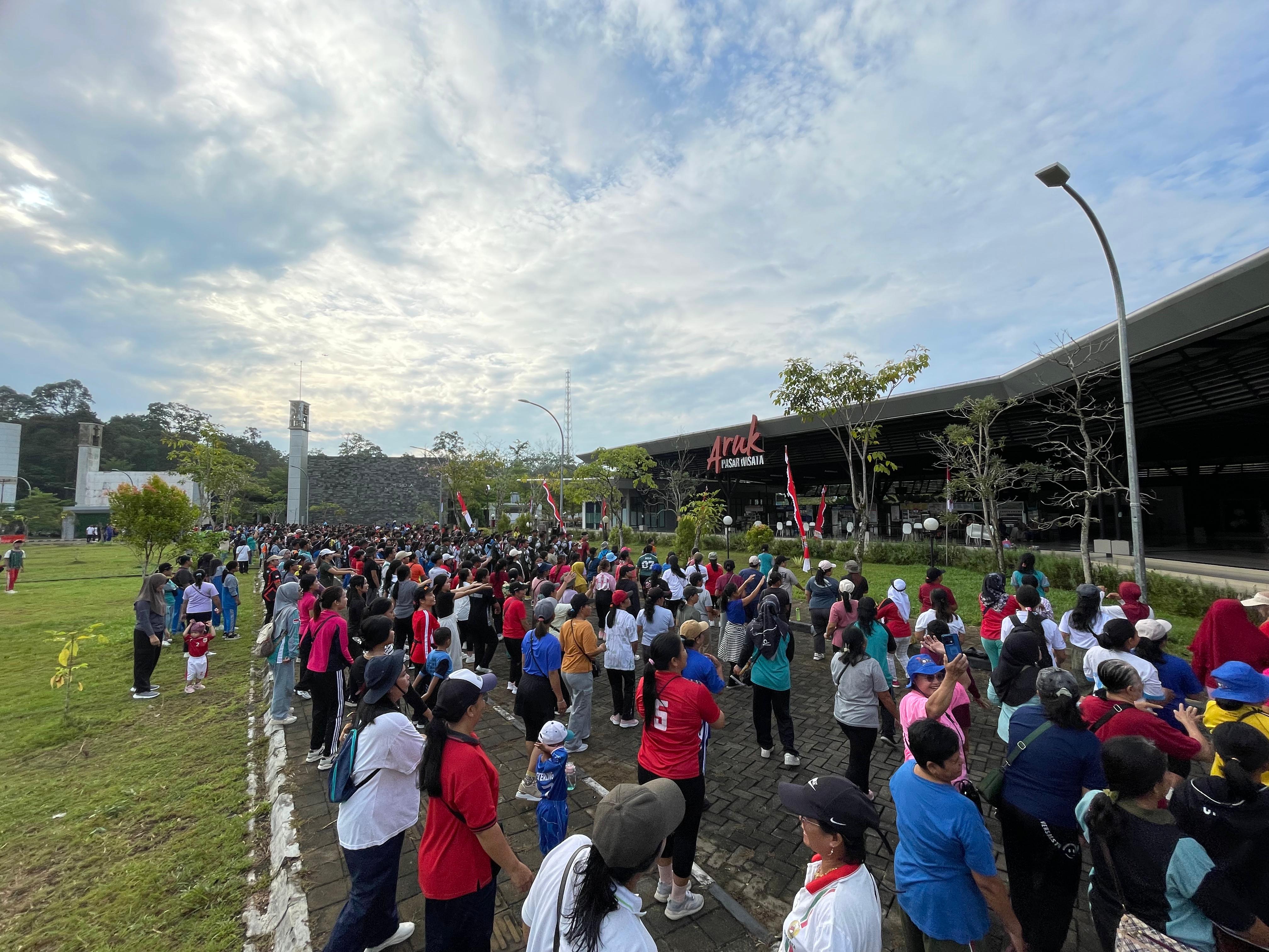 Puncak HUT RI di PLBN Aruk: Ribuan Warga Meriahkan Senam Bersama - Jalan Sehat Bertabur Doorprize