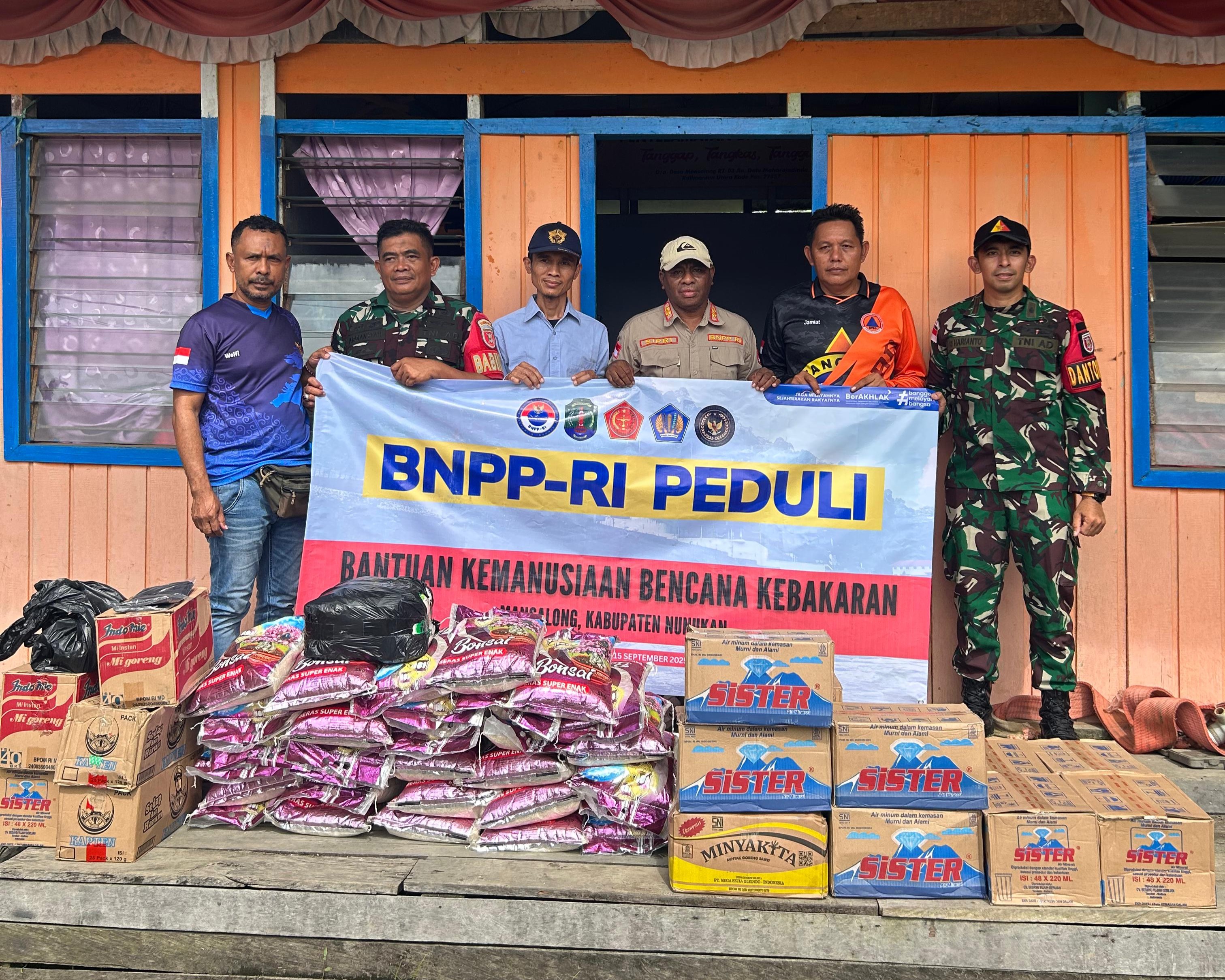BNPP RI Salurkan Bantuan untuk Korban Kebakaran Pasar Mansalong Melalui PLBN Labang