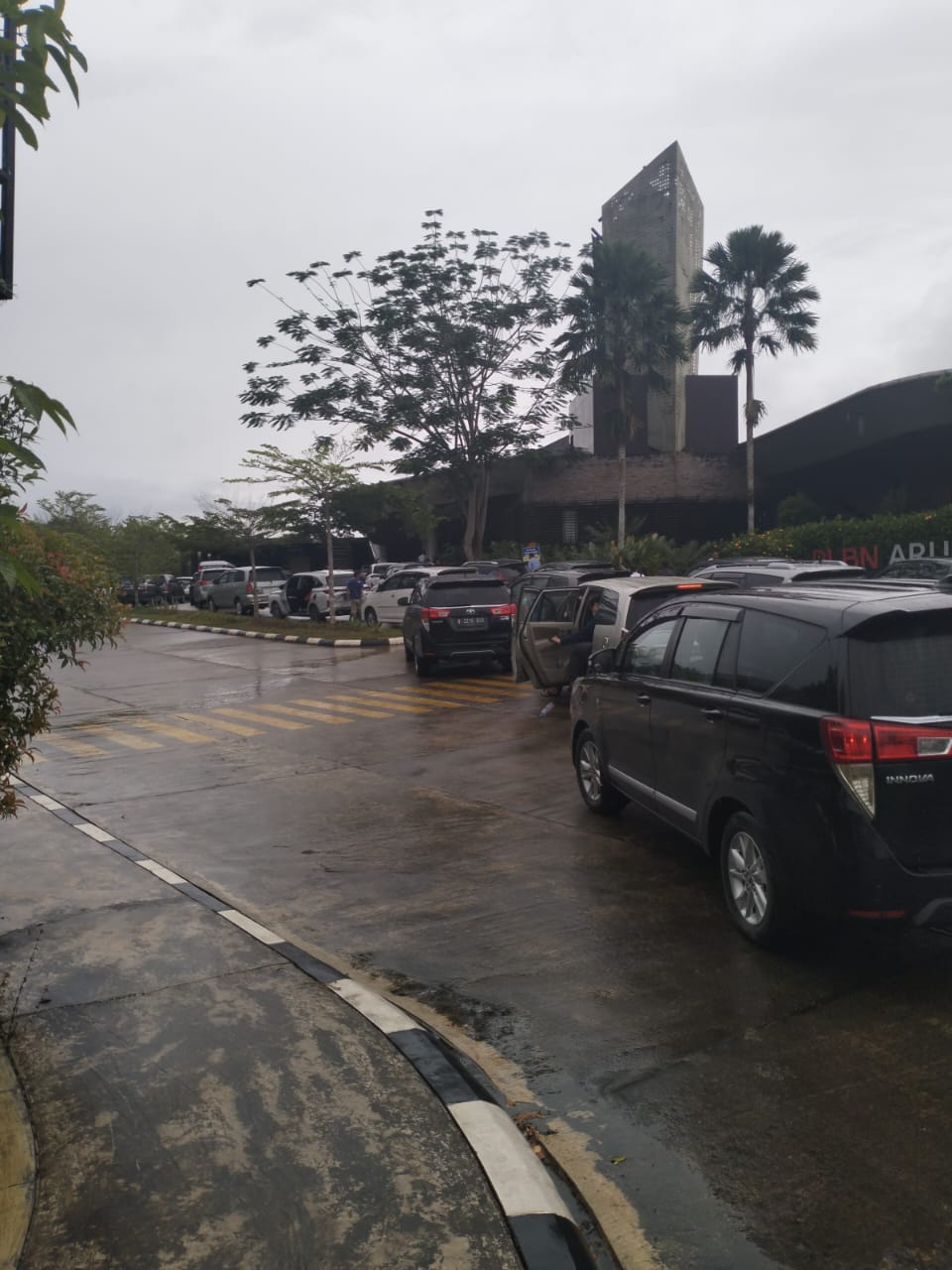 Momentum Idulfitri, PLBN Aruk Ramai Antrean Kendaraan Menuju Malaysia