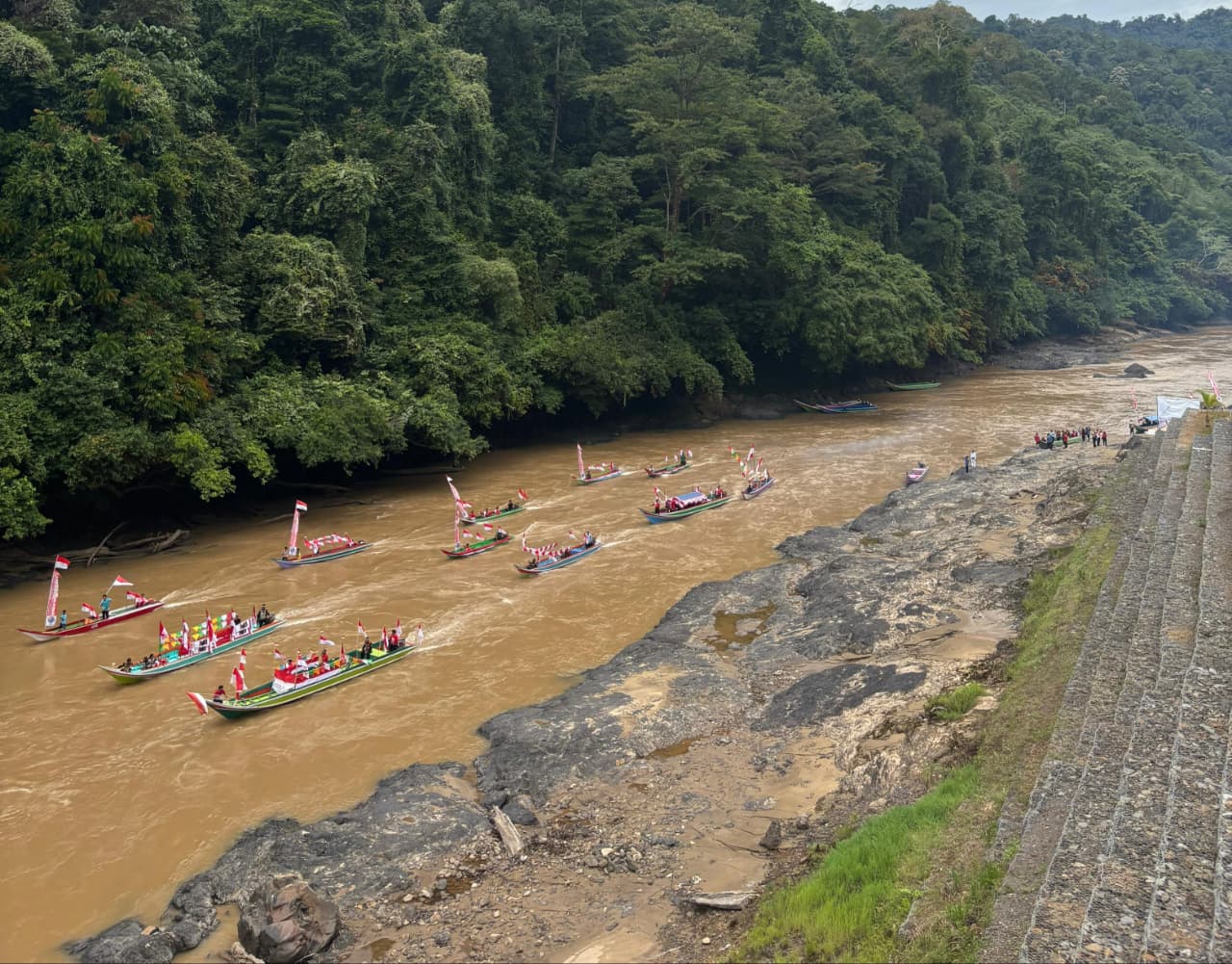 Parade Perahu Hias dan Pekik 'Merdeka' Warnai HUT RI di PLBN Labang, Sungai Pansiangan Semarak