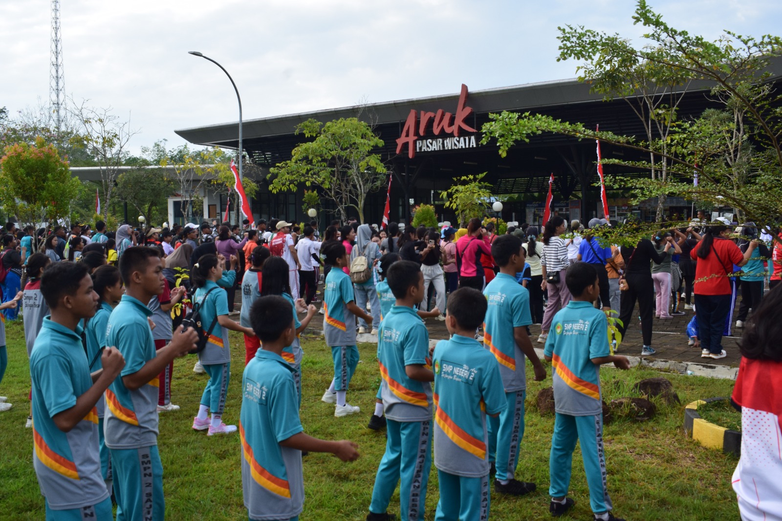 Puncak HUT RI di PLBN Aruk: Ribuan Warga Meriahkan Senam Bersama - Jalan Sehat Bertabur Doorprize