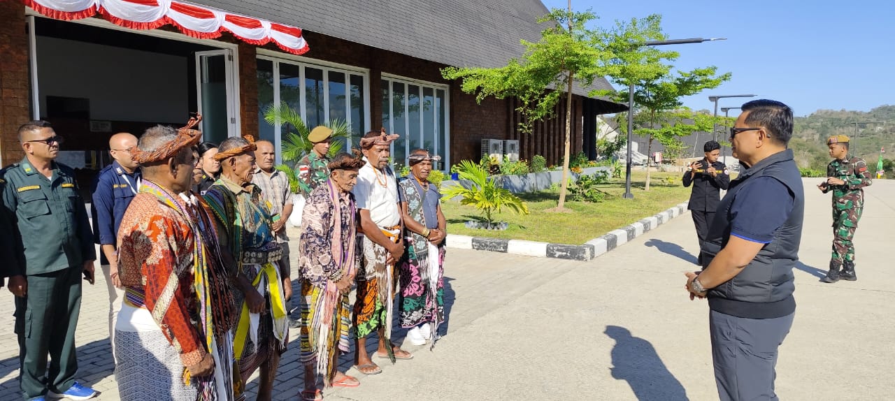 Tokoh Adat Desa Napan Sambut Kedatangan Deputi Maith di PLBN Napan
