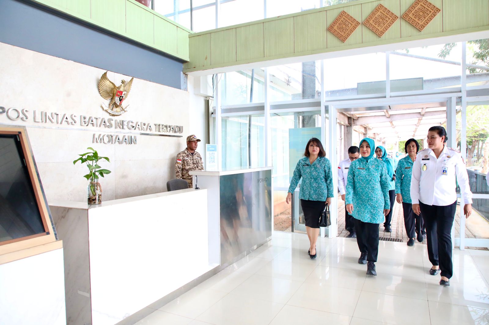 Ketua Umum TP PKK Kunjungi PLBN Motaain, Dorong UMKM Tenun Ikat Perbatasan Naik Kelas