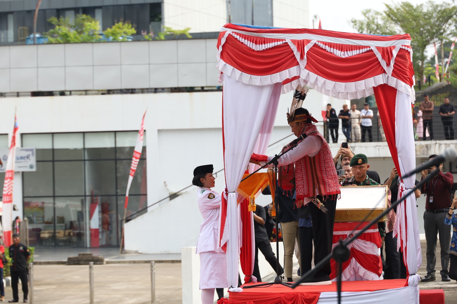 "Dikeroyok Panglima Dayak", Wujud Persaudaraan di Perbatasan Entikong pada HUT ke-80 RI