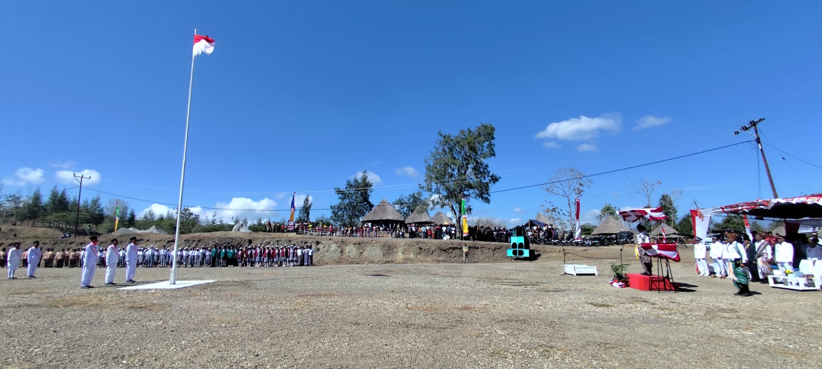 Deputi Maith Tampil dengan Baju Khas Bikomi Utara saat Jadi Inspektur Upacara