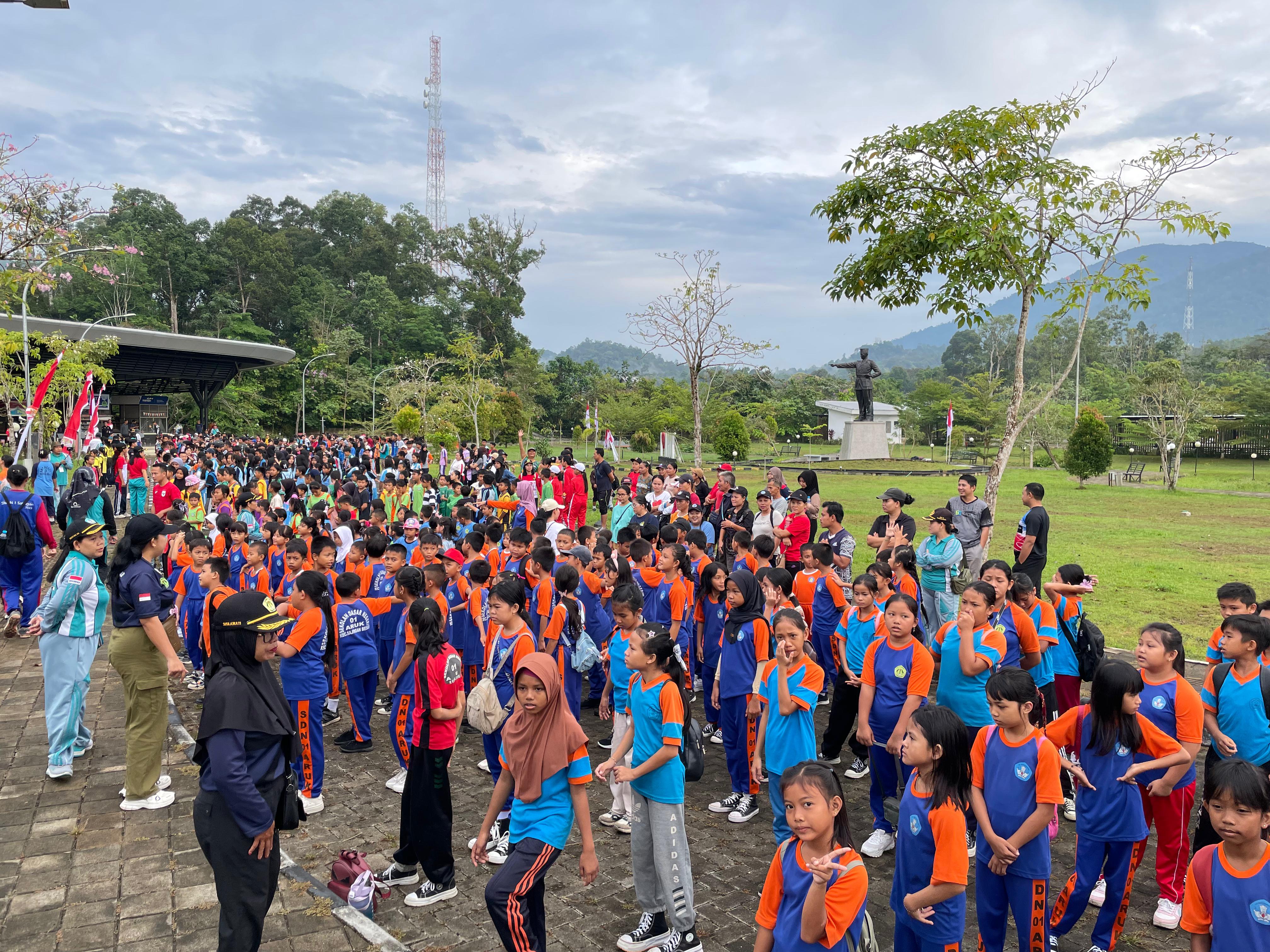 Puncak HUT RI di PLBN Aruk: Ribuan Warga Meriahkan Senam Bersama - Jalan Sehat Bertabur Doorprize