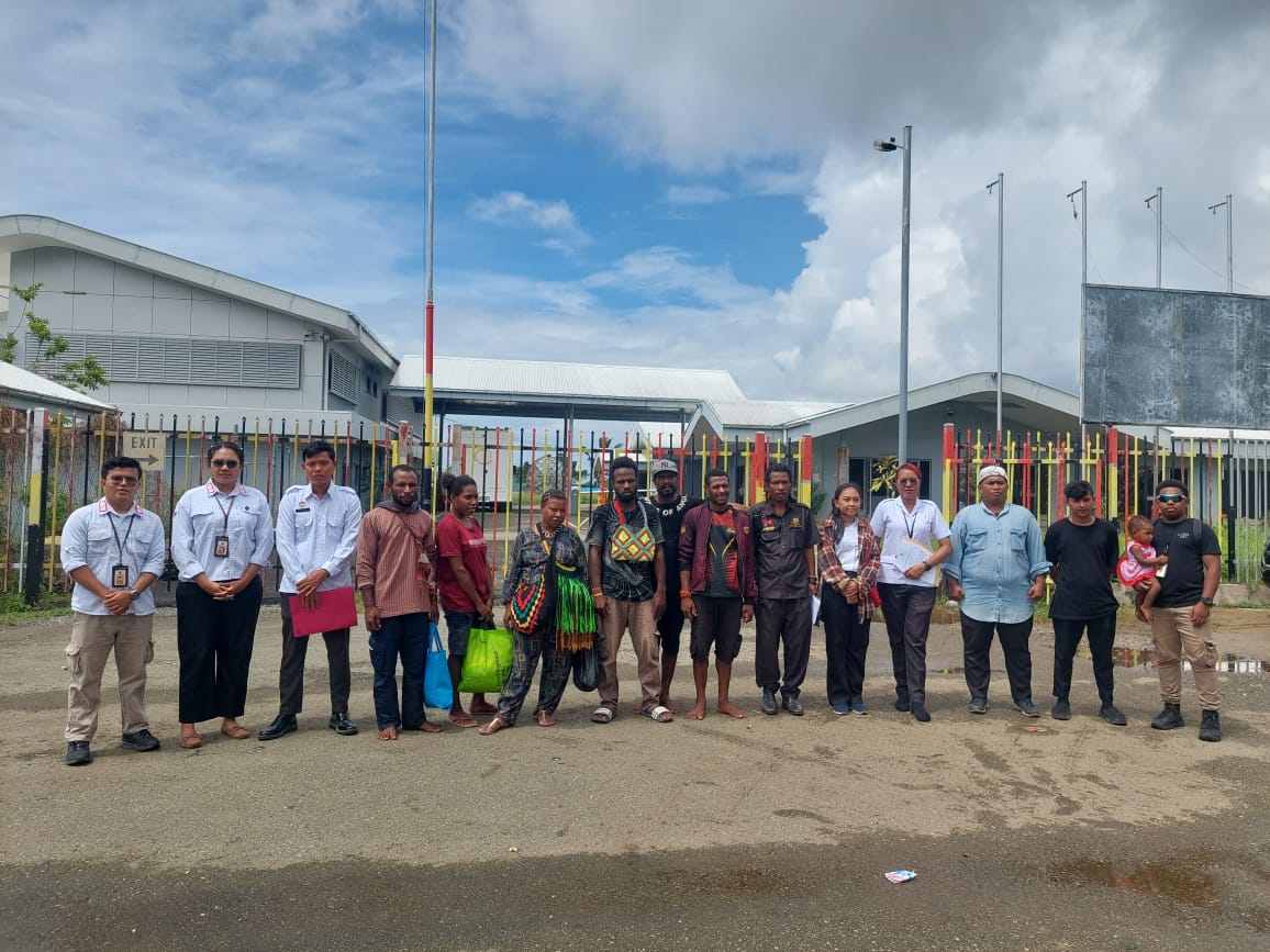 Masuk Perairan NKRI, 10 WN Papua Nugini Dideportasi Melalui PLBN Skouw