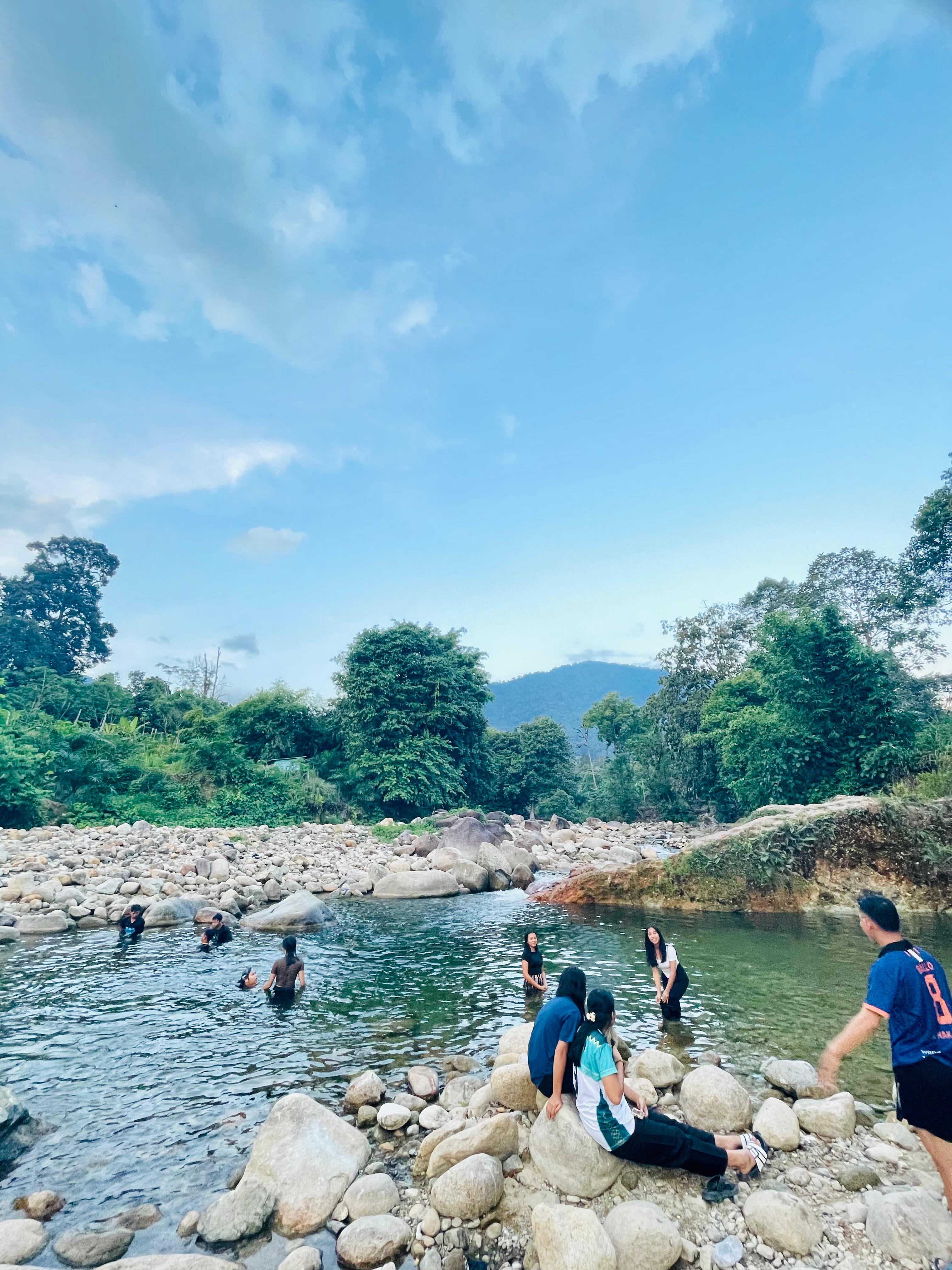 Menikmati Riam Sunge Banokng: Sungai Jernih Nan Tenang di Aruk, Perbatasan RI- Malaysia