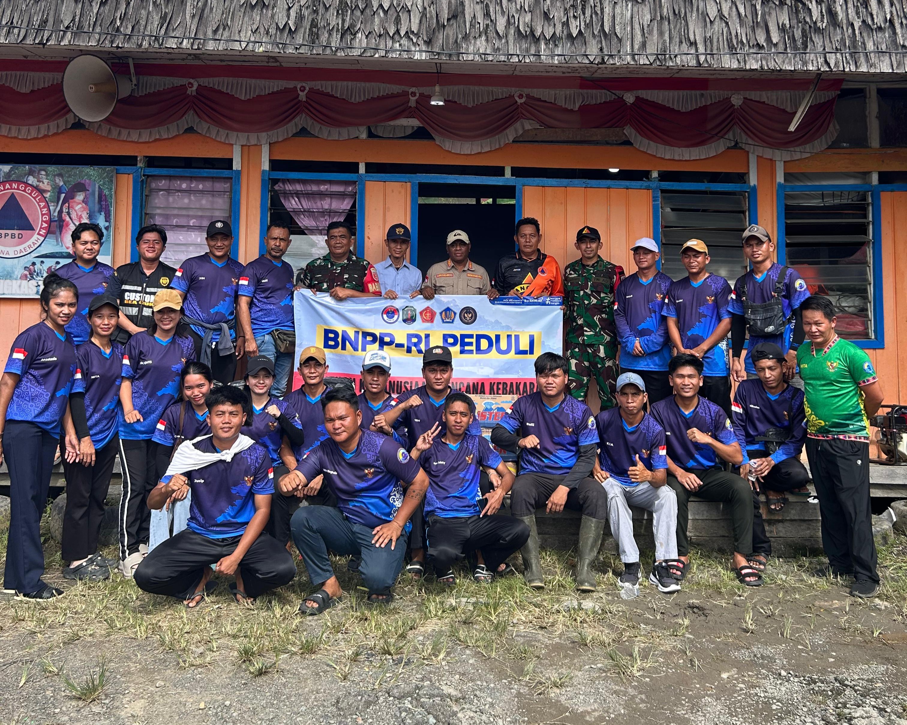 BNPP RI Salurkan Bantuan untuk Korban Kebakaran Pasar Mansalong Melalui PLBN Labang