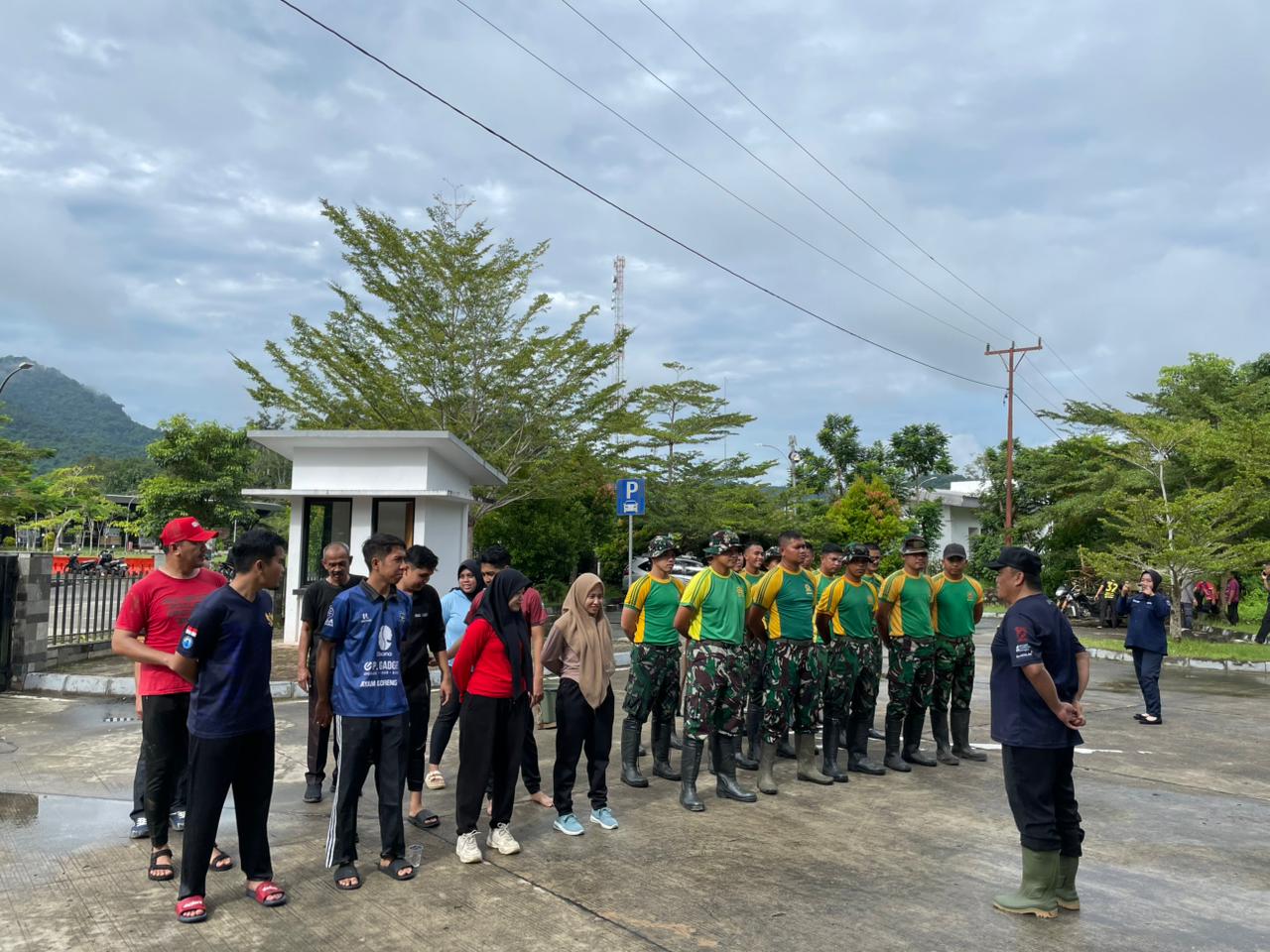 Gotong Royong Bersihkan Sungai di PLBN Aruk, Komitmen BNPP RI Jaga Lingkungan Perbatasan