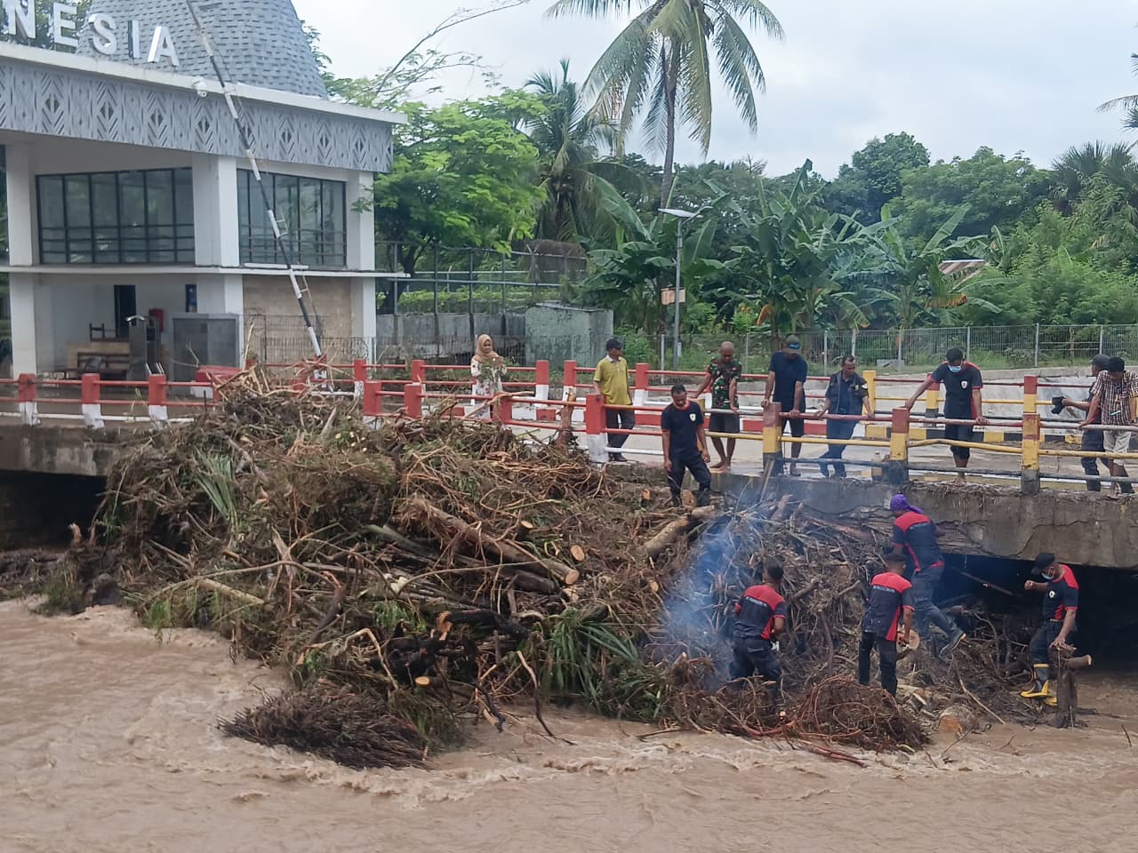 Banjir di PLBN Motaain, Petugas RI–Timor Leste Bersinergi Pulihkan Kawasan Perbatasan
