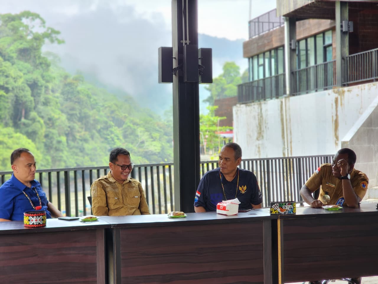 Tarian Dayak Agabag Sambut Tim Pengembangan Kawasan Simantipal Tiba di PLBN Labang
