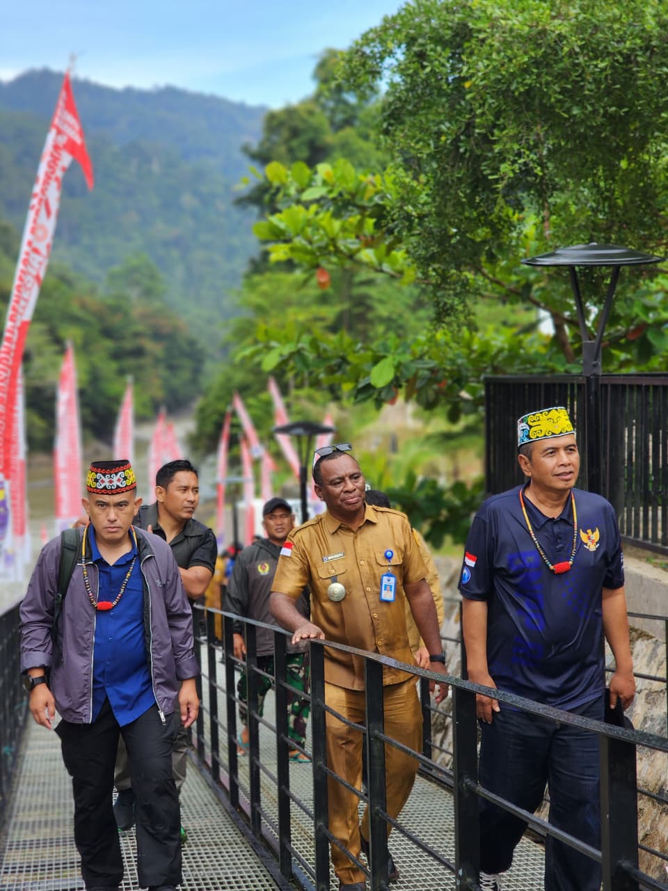 Tarian Dayak Agabag Sambut Tim Pengembangan Kawasan Simantipal Tiba di PLBN Labang