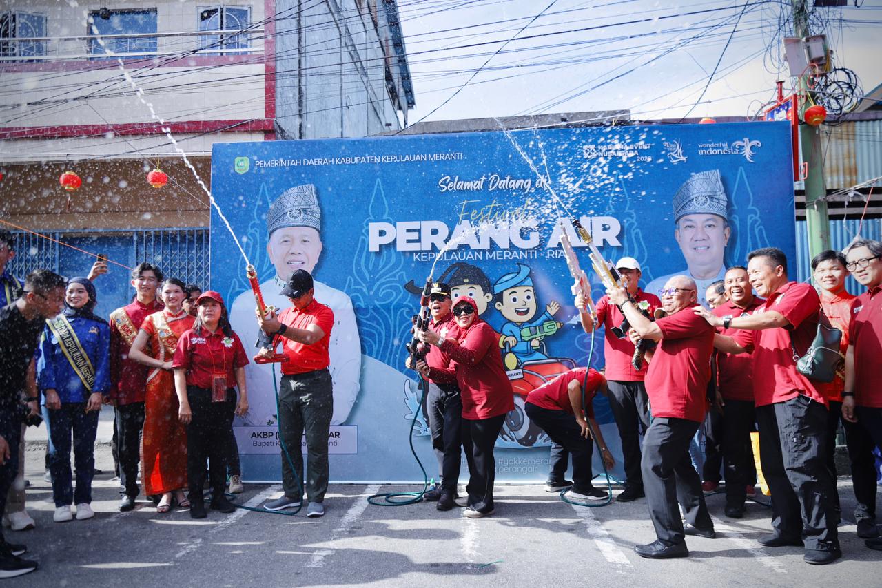 Sekretaris BNPP RI Tutup Festival Perang Air Cian Cui 2026, Perkuat Harmoni Budaya dan Ekonomi Perbatasan Meranti