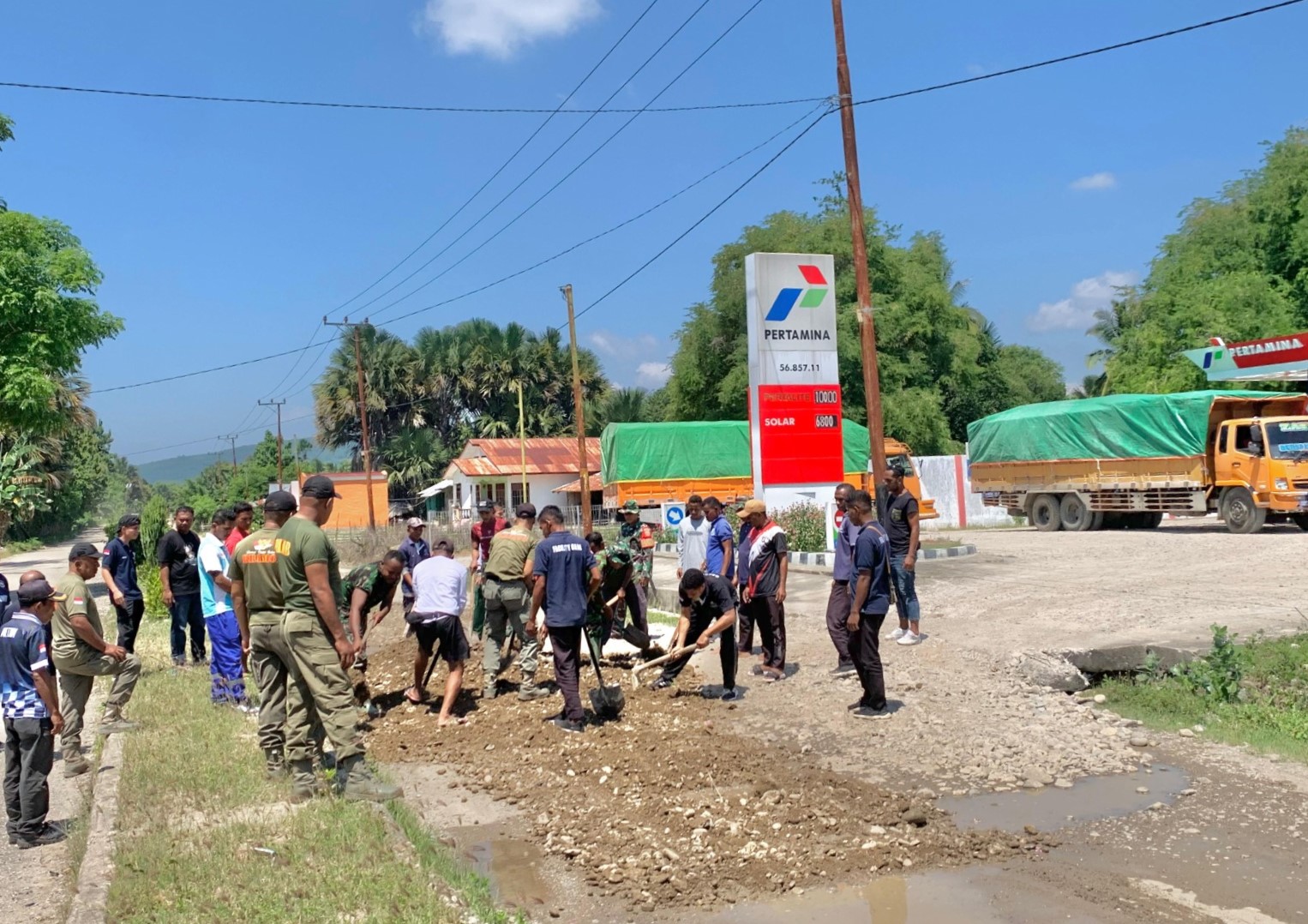 PLBN Motamasin Bersama Warga Gotong Royong Perbaiki Jalan Rusak dan Berlubang di Kawasan Perbatasan Negara