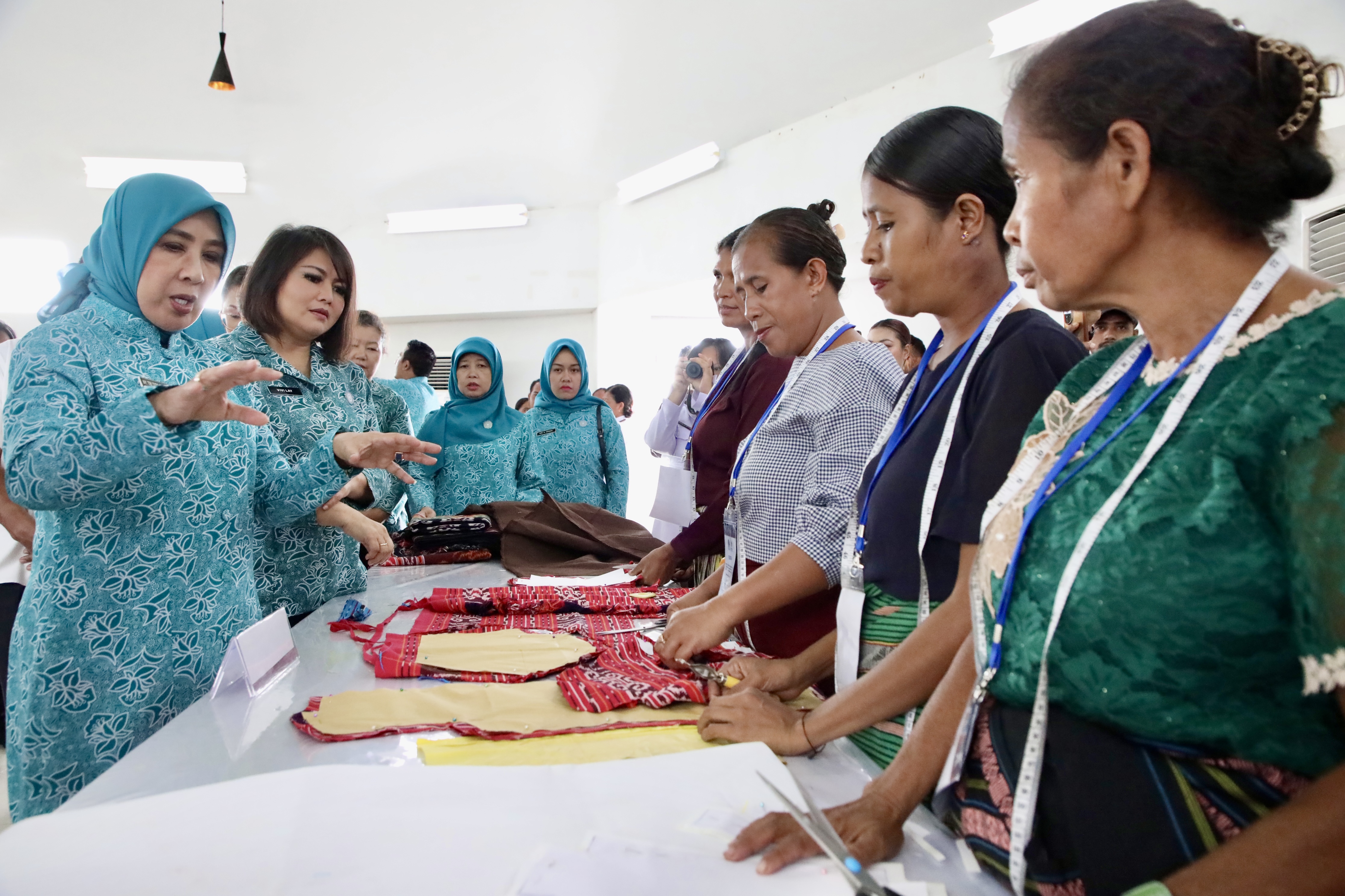 Ketua Umum TP PKK Kunjungi PLBN Motaain, Dorong UMKM Tenun Ikat Perbatasan Naik Kelas