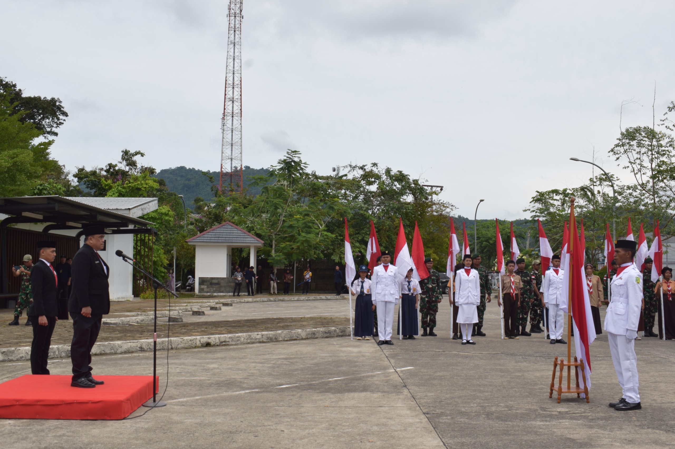 Kepala PLBN Aruk Kukuhkan Paskibraka Kecamatan Sajingan Besar