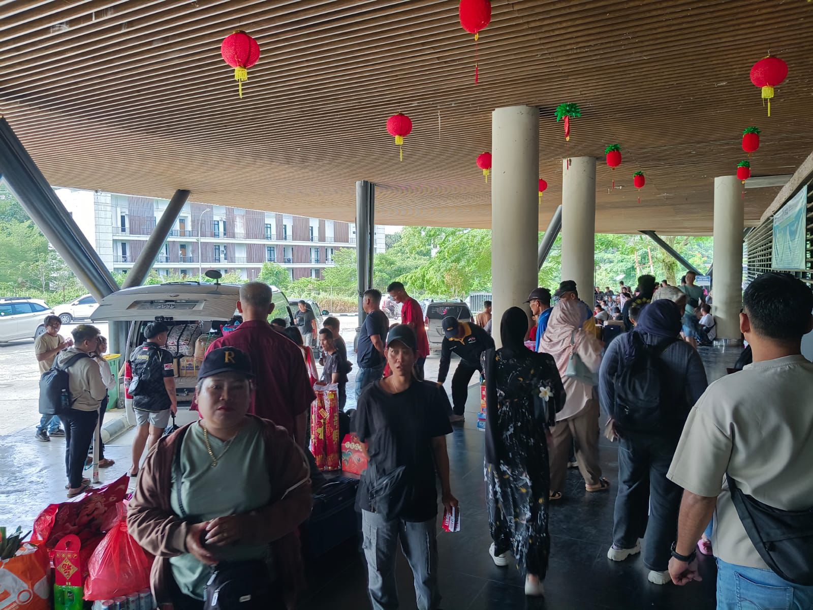 Badan Nasional Pengelola Perbatasan Fasilitasi Arus Mudik Imlek 2026 di PLBN Aruk 