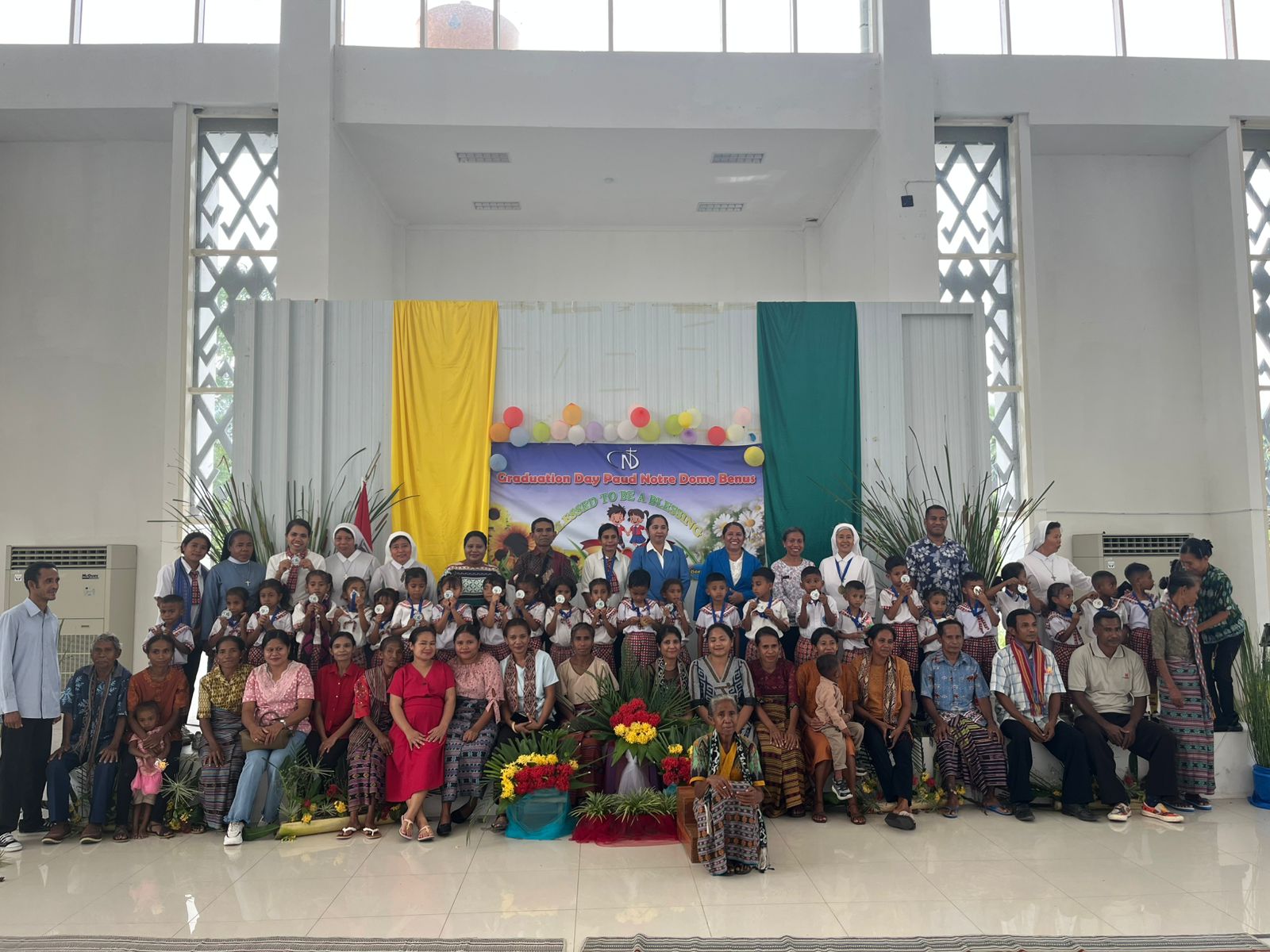 Ceria dan Haru Lepas Wisuda PAUD di PLBN Wini, Anak-anak dan Orang Tua Menari Tebe Bersama