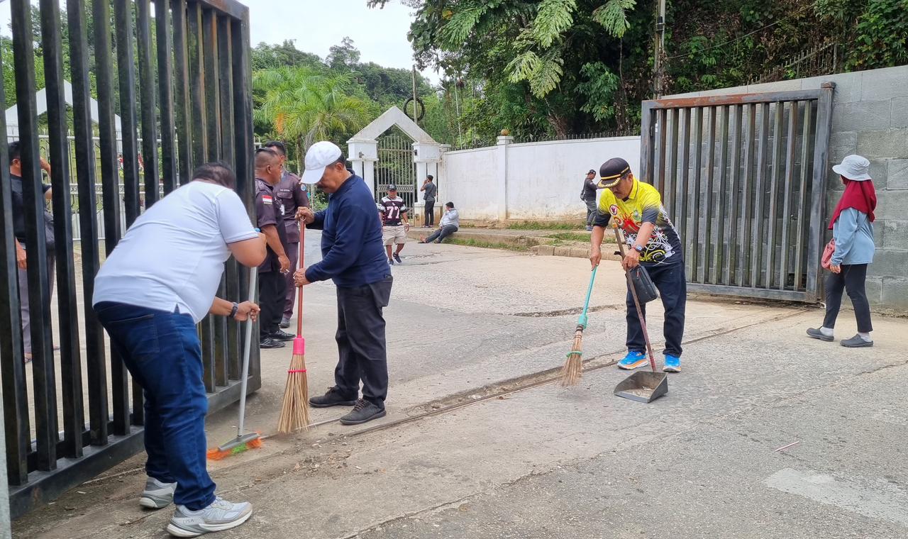 BNPP RI Perkuat Budaya Bersih Perbatasan, PLBN Entikong Gelar Kerja Bakti Kolaboratif Lintas Instansi