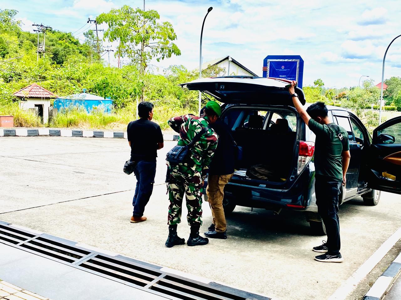 Petugas Gabungan PLBN Badau Amankan Warga Pelintas Batas Bermasalah