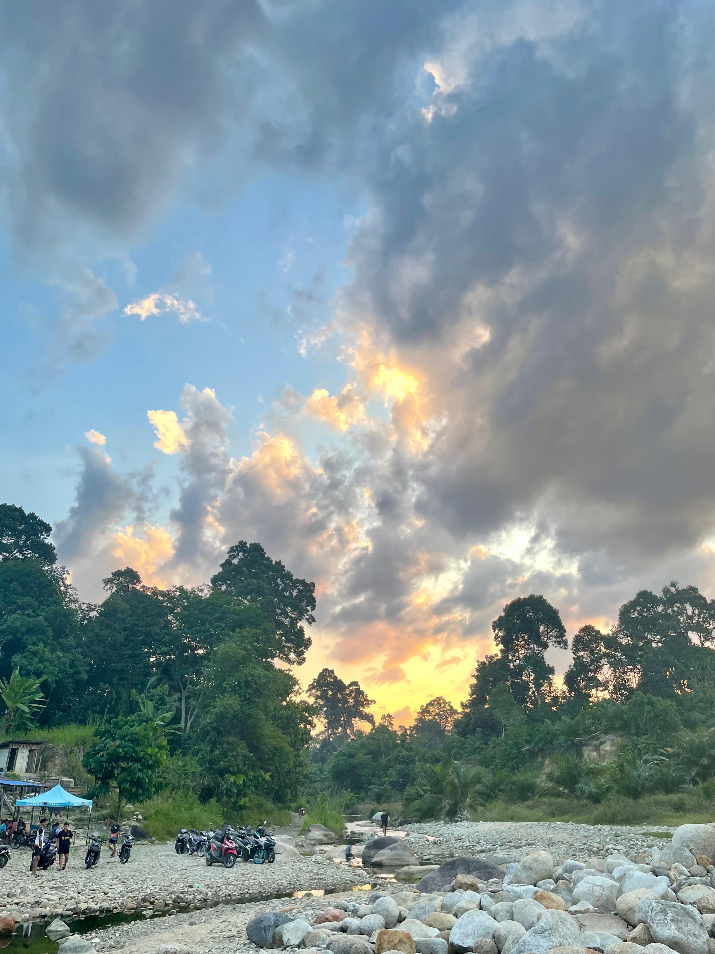 Menikmati Riam Sunge Banokng: Sungai Jernih Nan Tenang di Aruk, Perbatasan RI- Malaysia