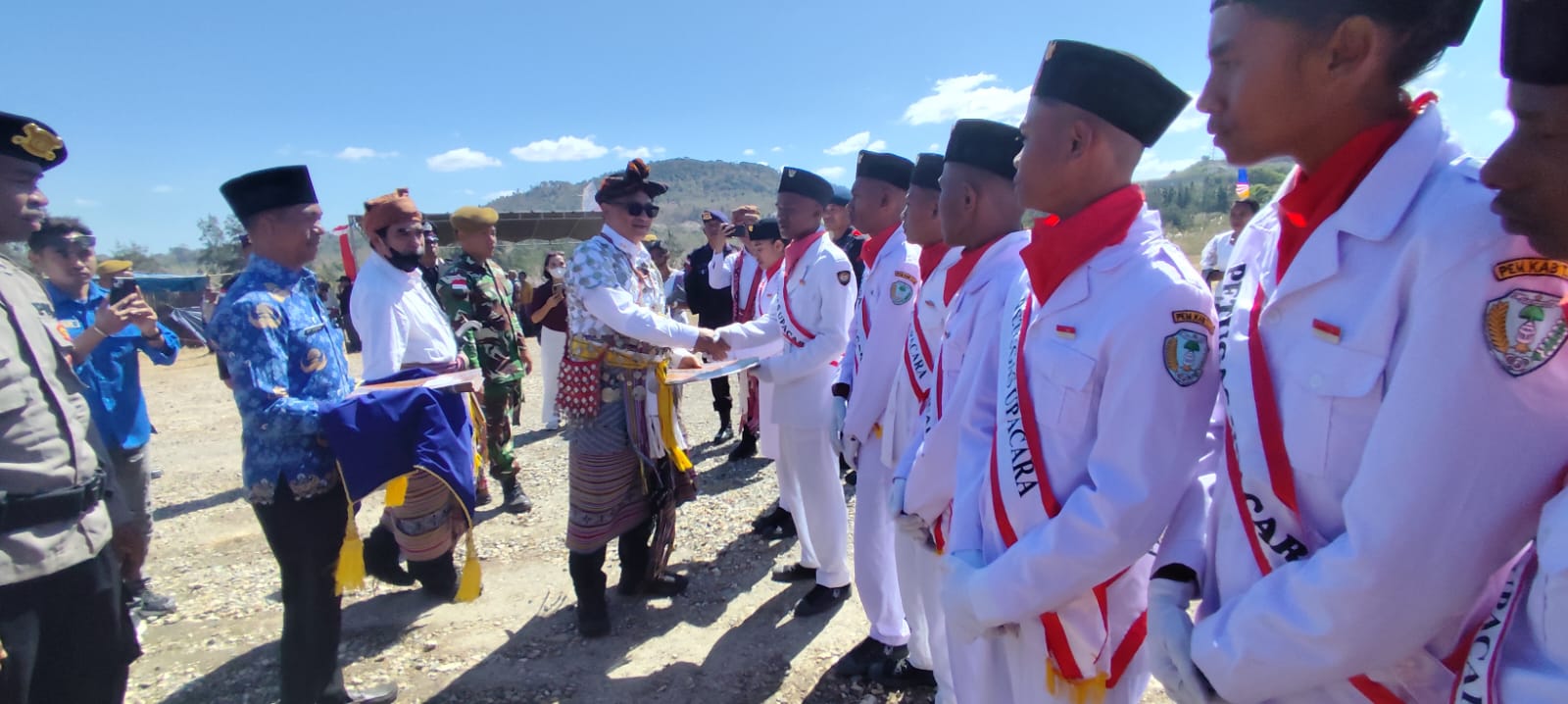 Deputi Maith Tampil dengan Baju Khas Bikomi Utara saat Jadi Inspektur Upacara