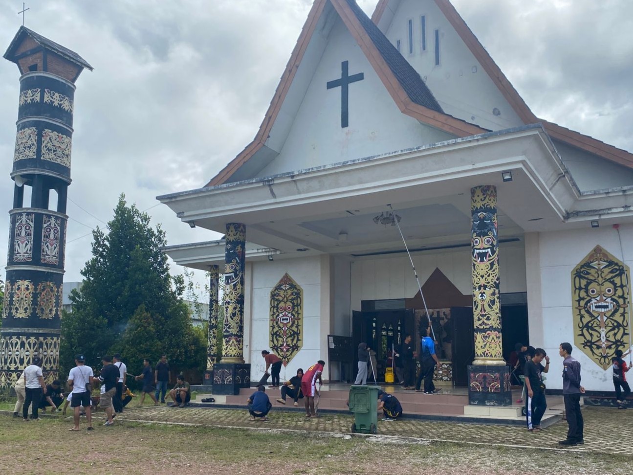 Semarak HUT ke-15 BNPP RI, PLBN Badau Gelar Kerja Bakti di Gereja dan Mushola