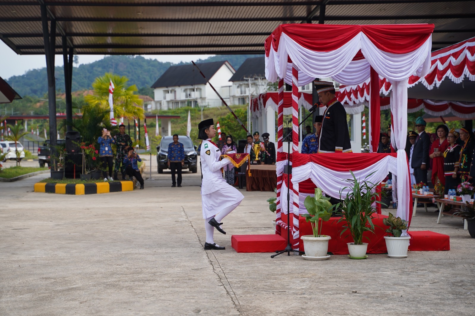 HUT ke-80 RI di Perbatasan, PLBN Jagoi Babang Gelar Upacara Meriah dan Bazar Murah